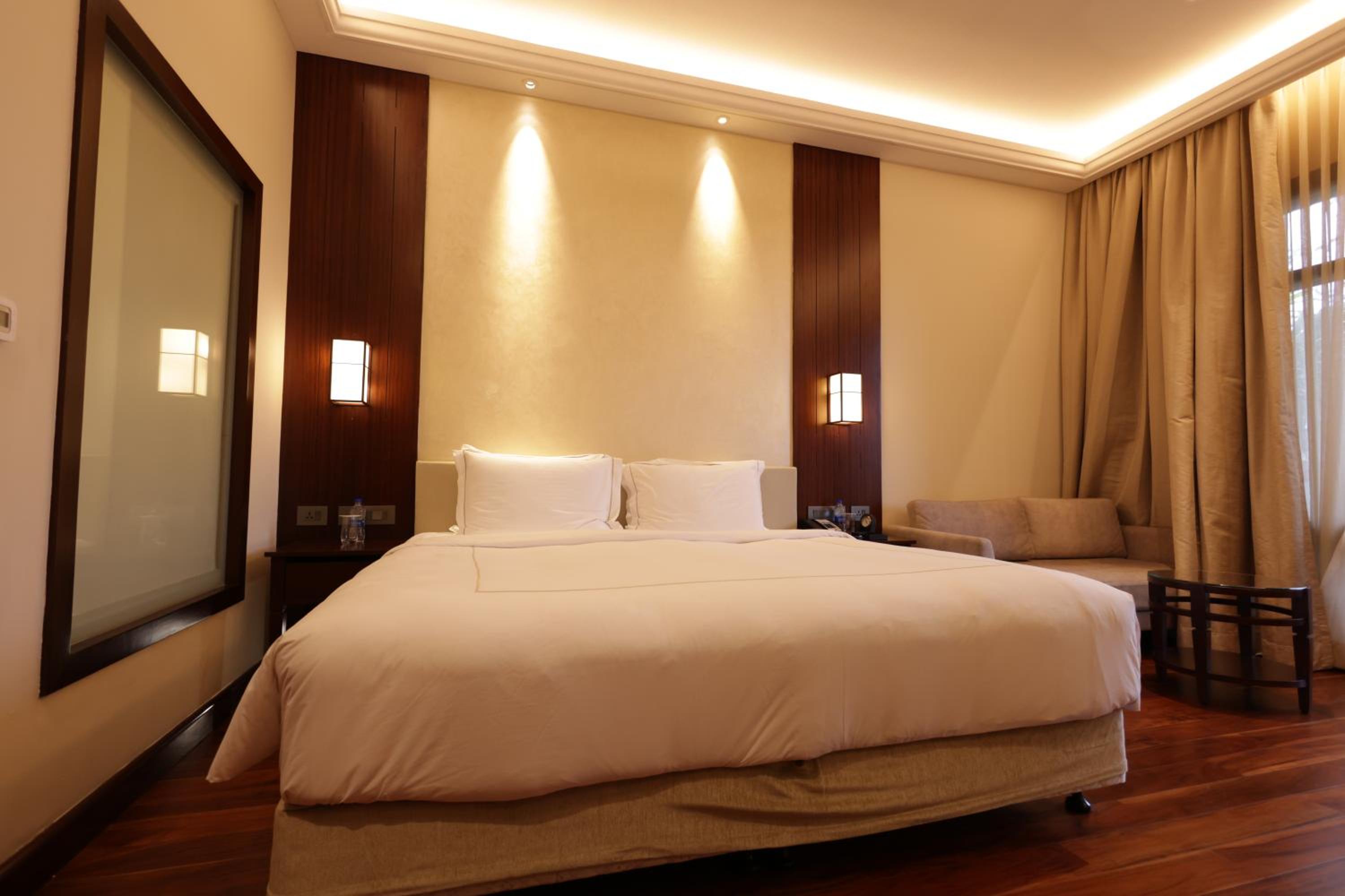 Luxury Room Lake View Balcony King Bed