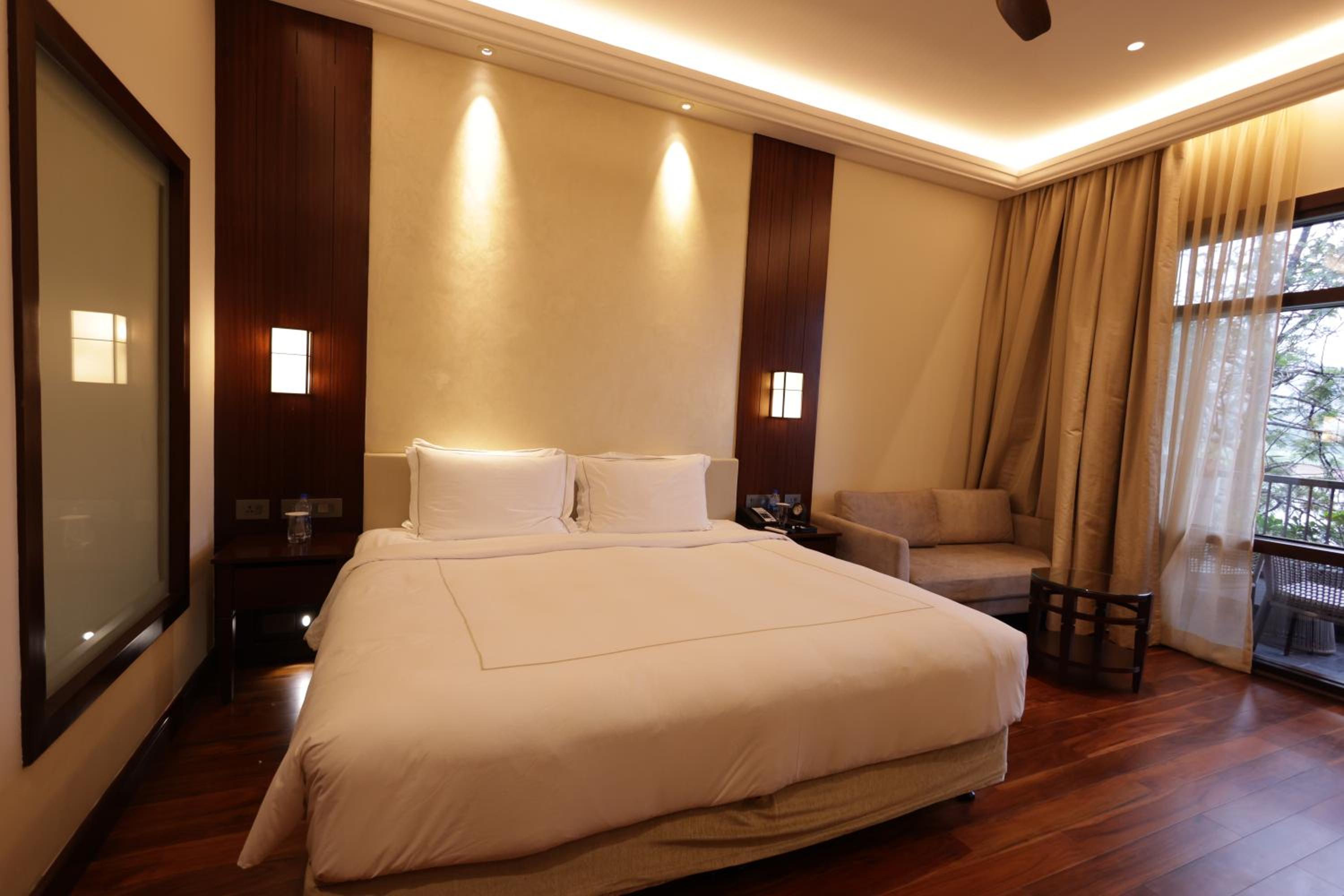 Luxury Room Lake View Balcony King Bed
