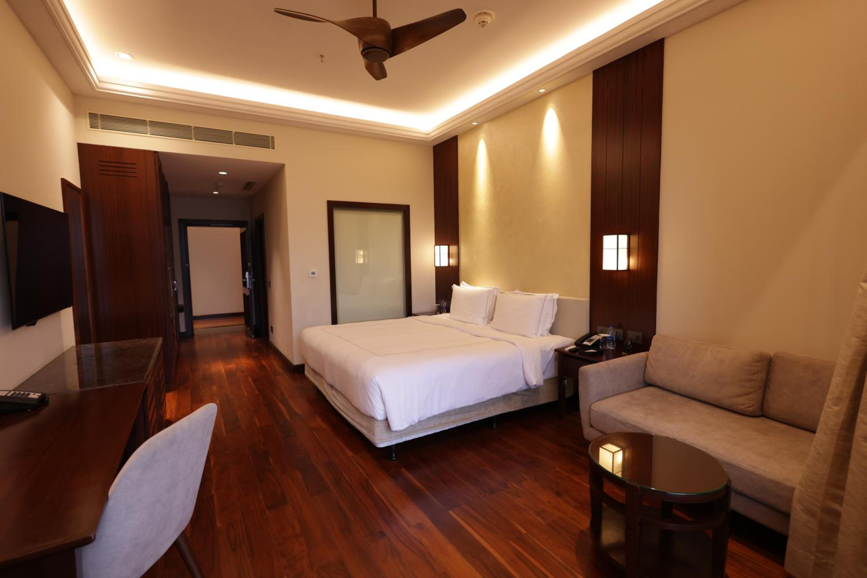 Luxury Room Lake View Balcony King Bed