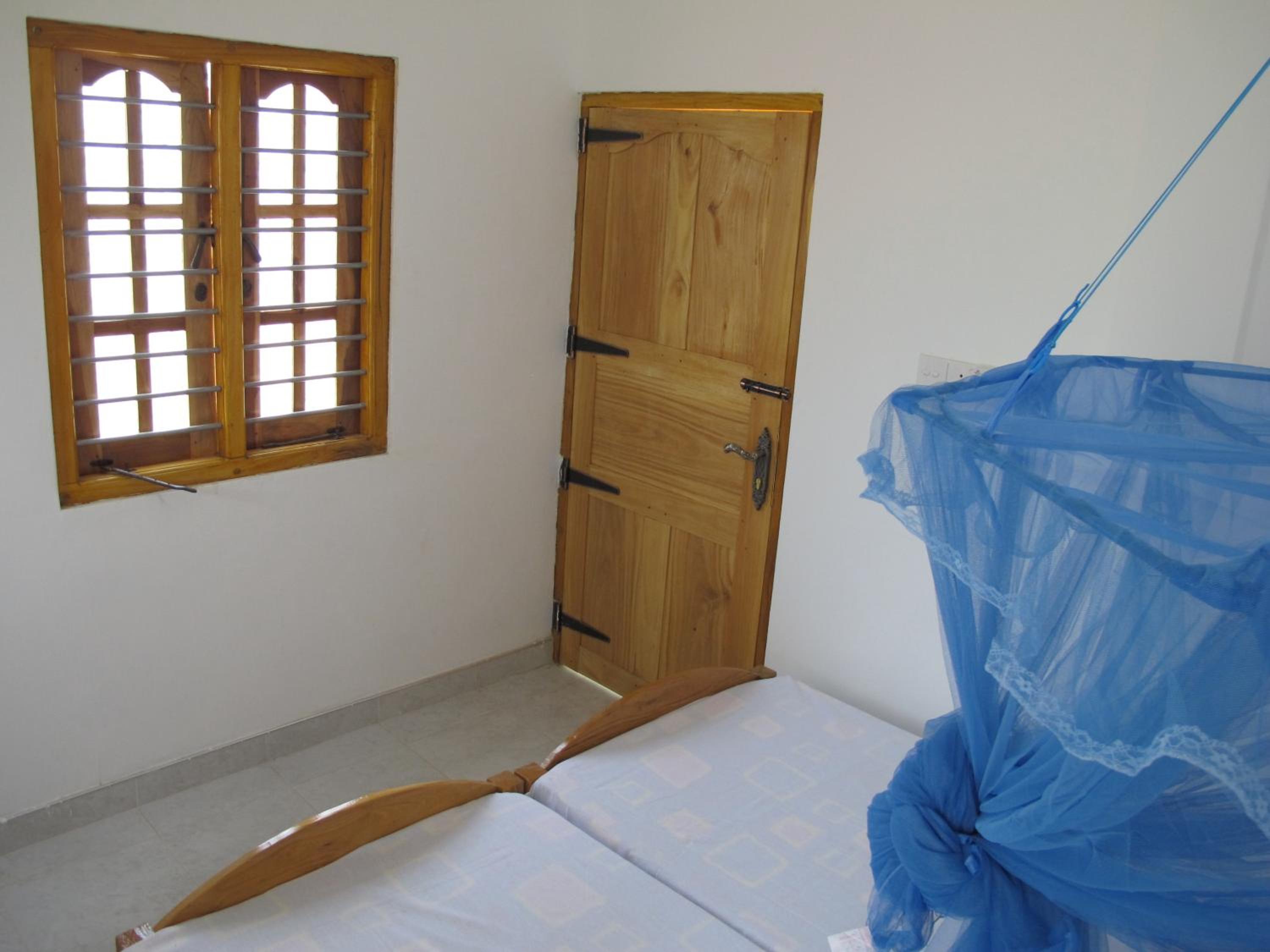 Standard Twin Room With Fan & Sea View photo 3
