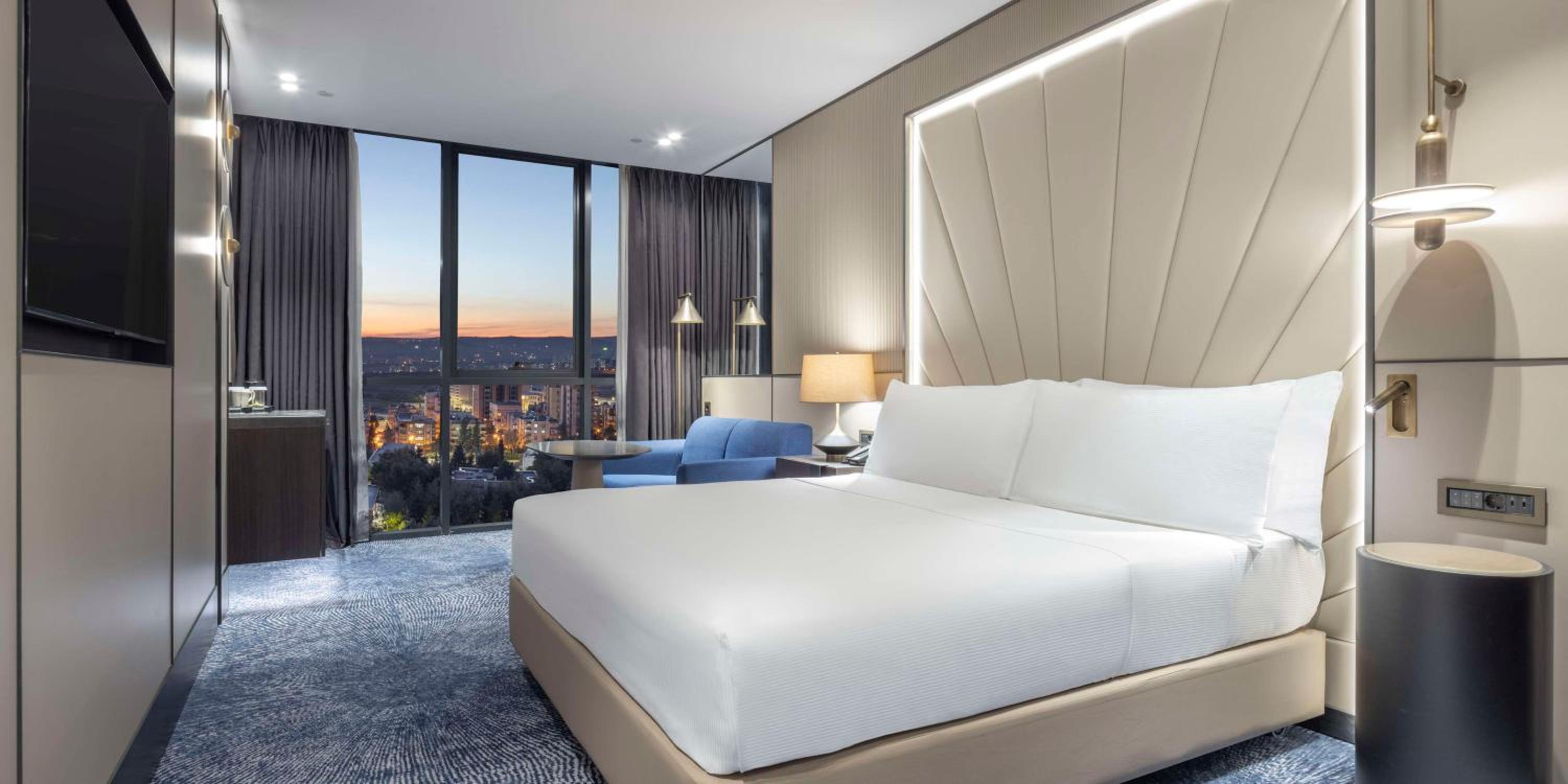 Deluxe King Room with Sofa Bed - Photo 2