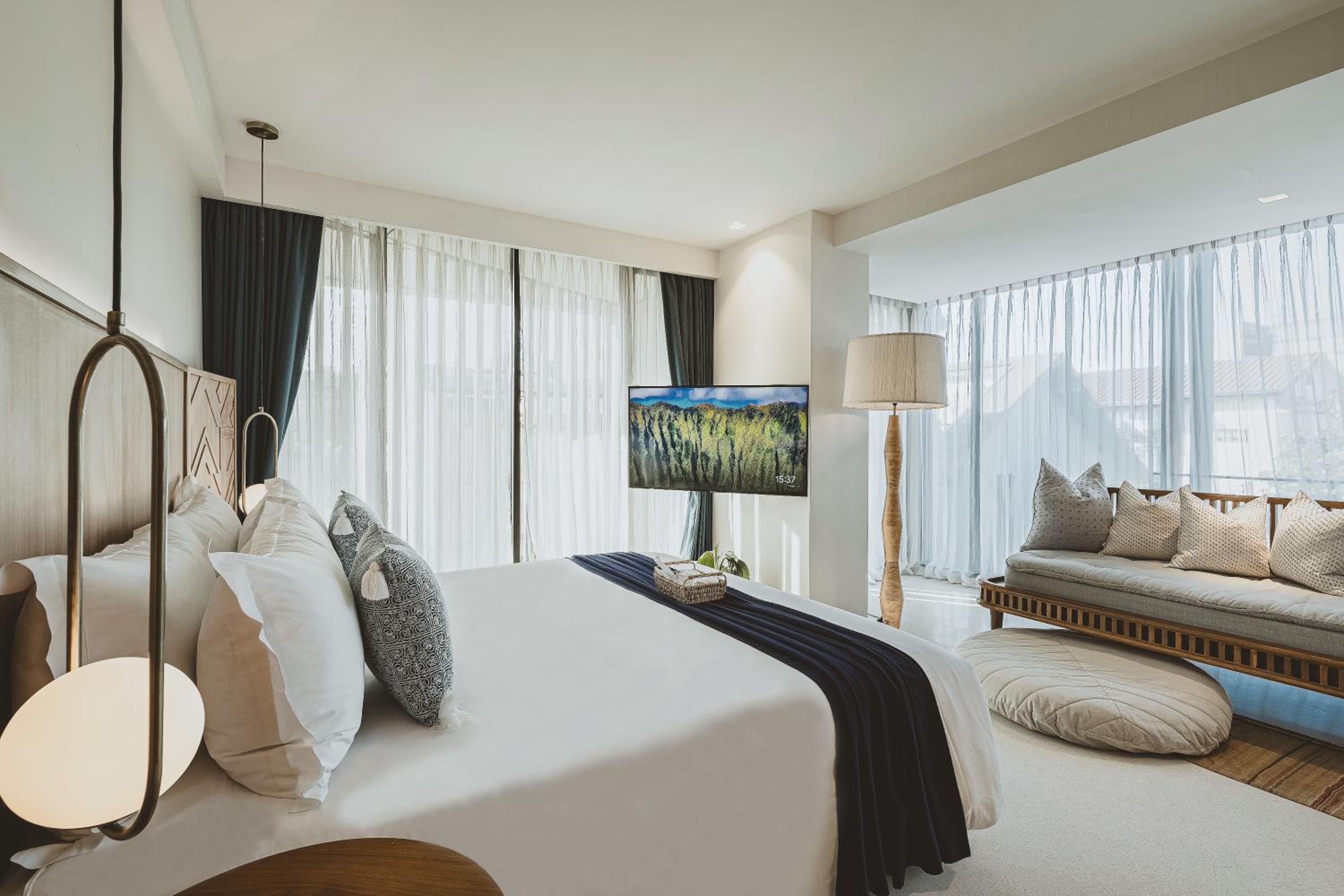 Lanna Suite with Pool View - Photo 7