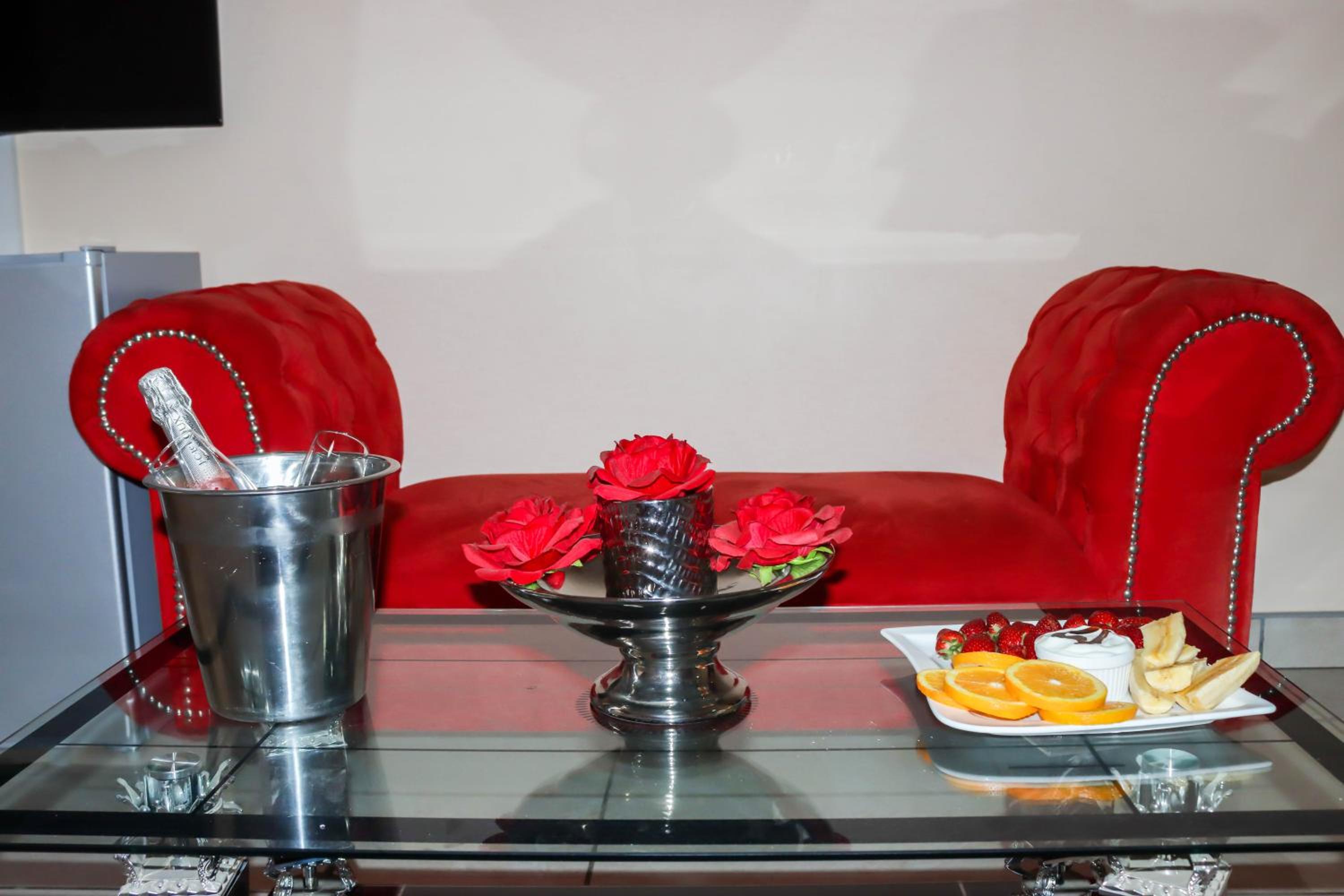 Honeymoon Suite - Photo 2