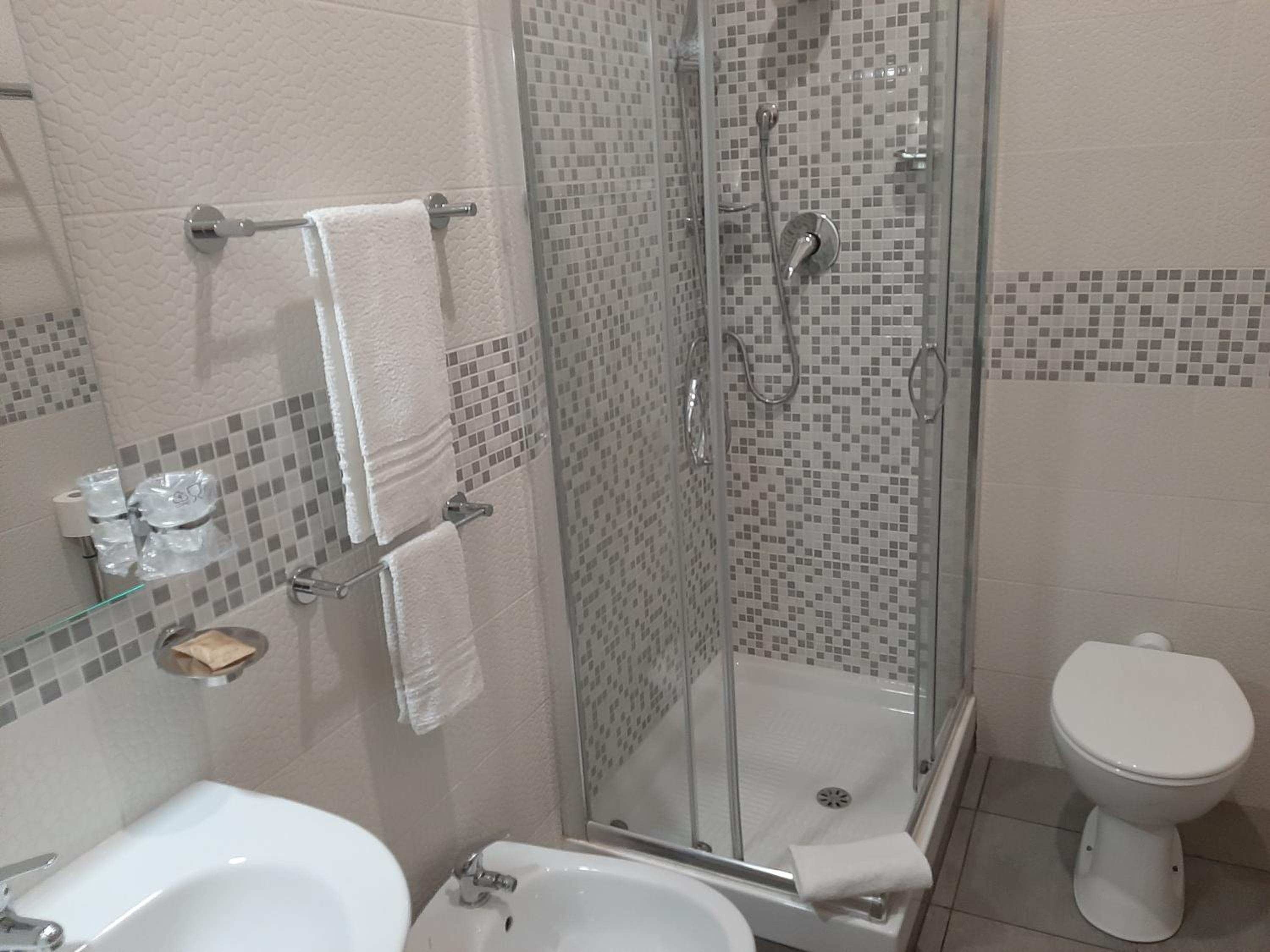 Single Room with Private Bathroom photo 3