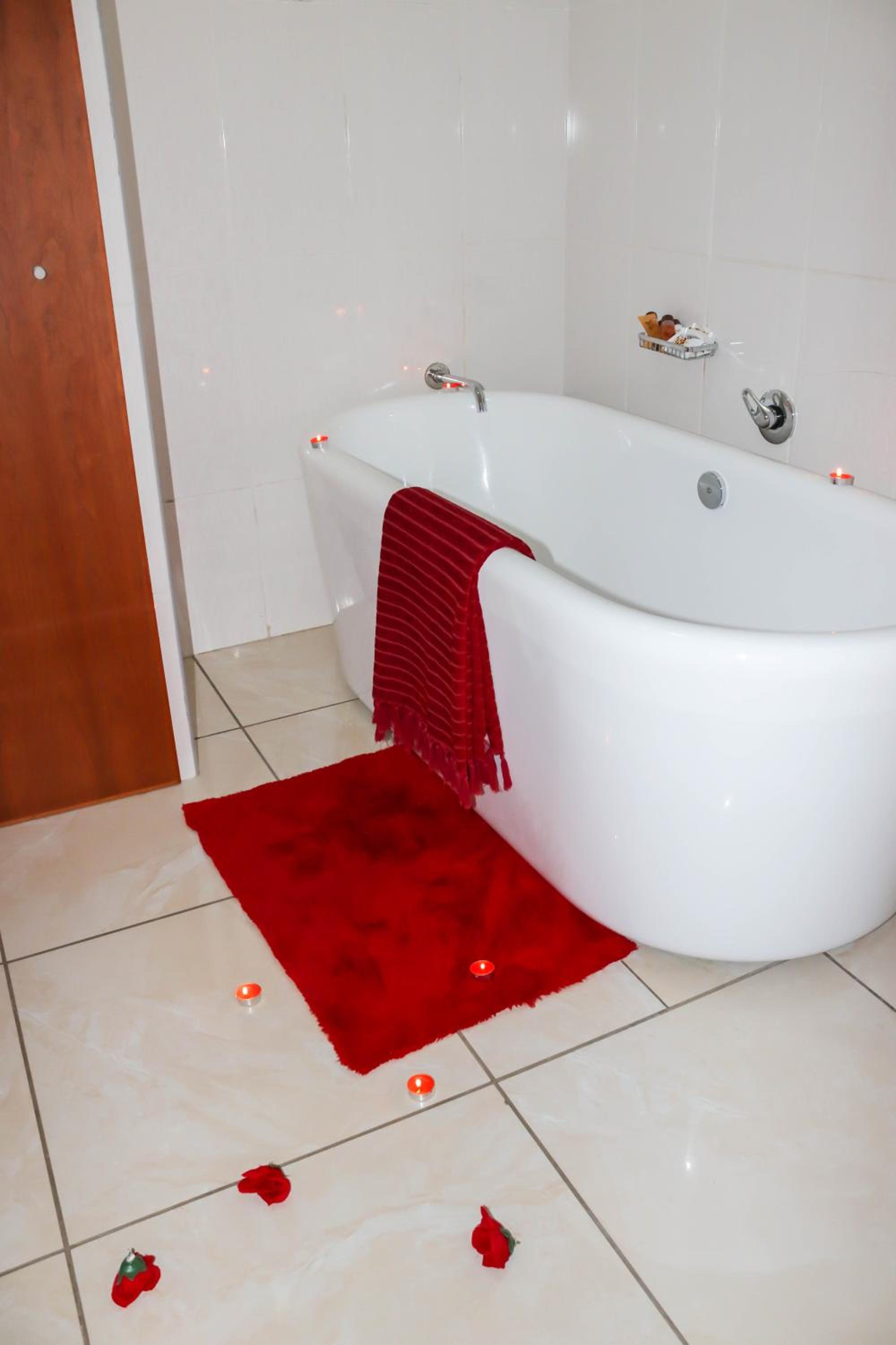 Honeymoon Suite - Photo 3