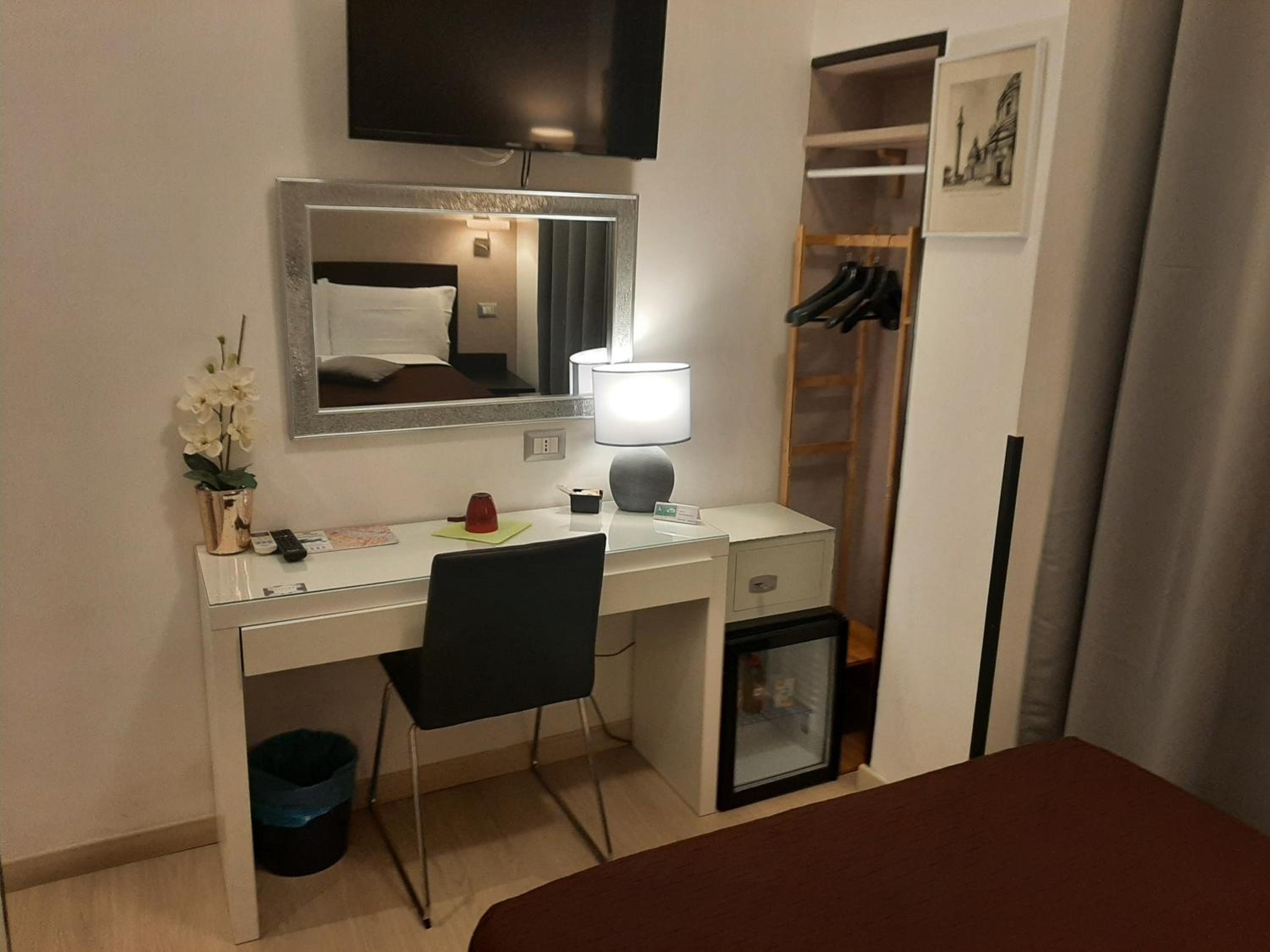 Single Room with Private Bathroom photo 1