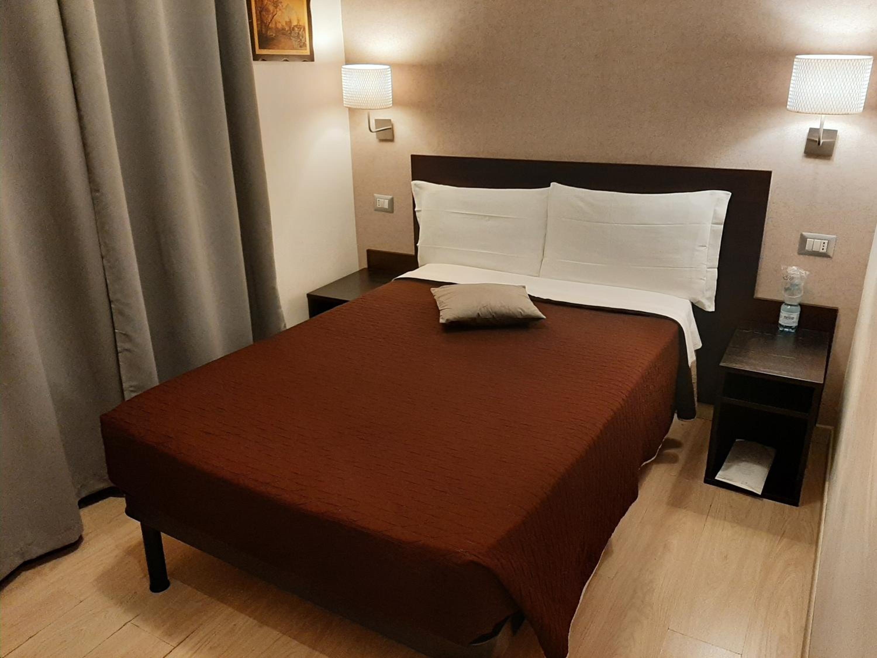 Single Room with Private Bathroom photo 2