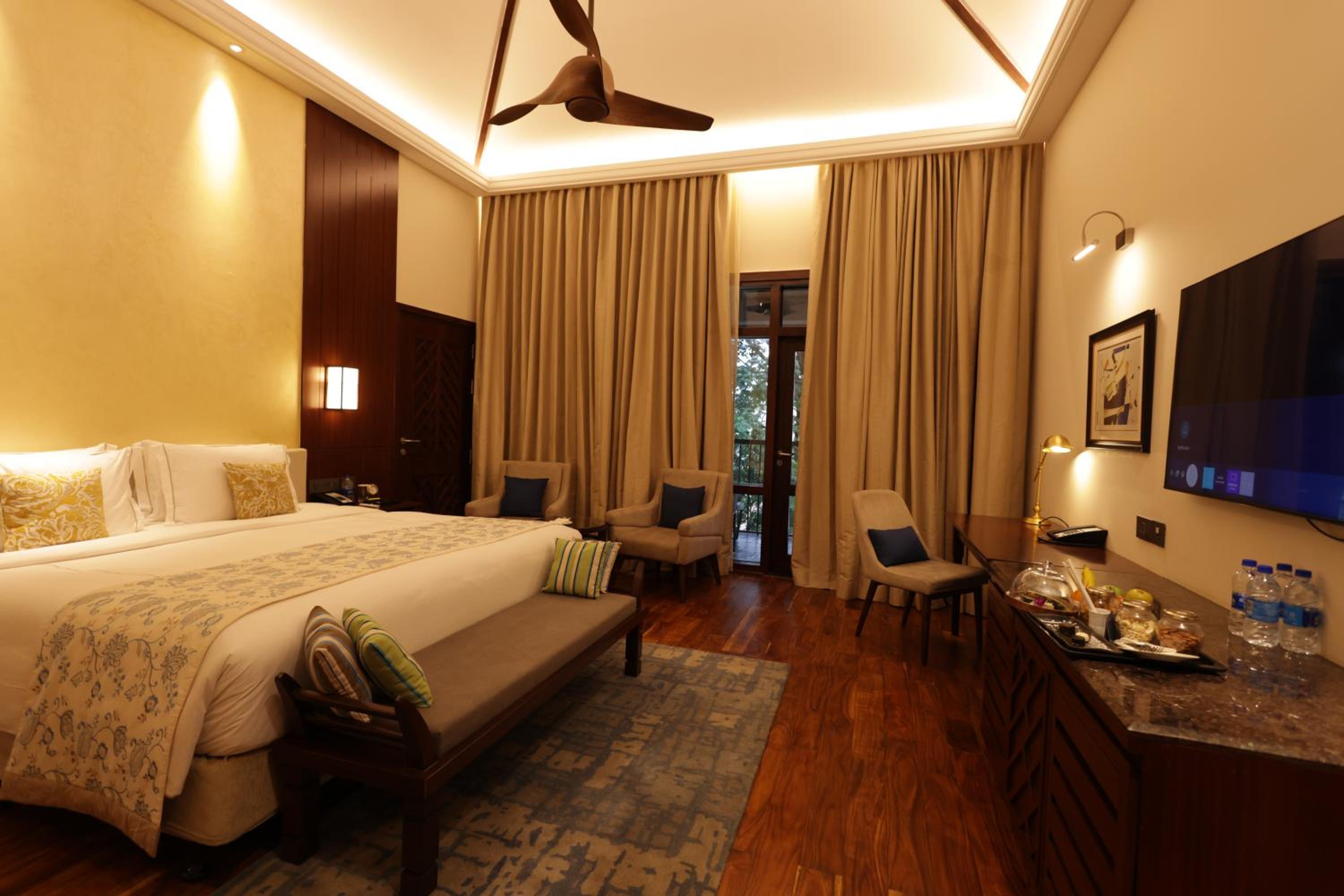 Grand Luxury Cottage Lake View Balcony King Bed - Photo 3