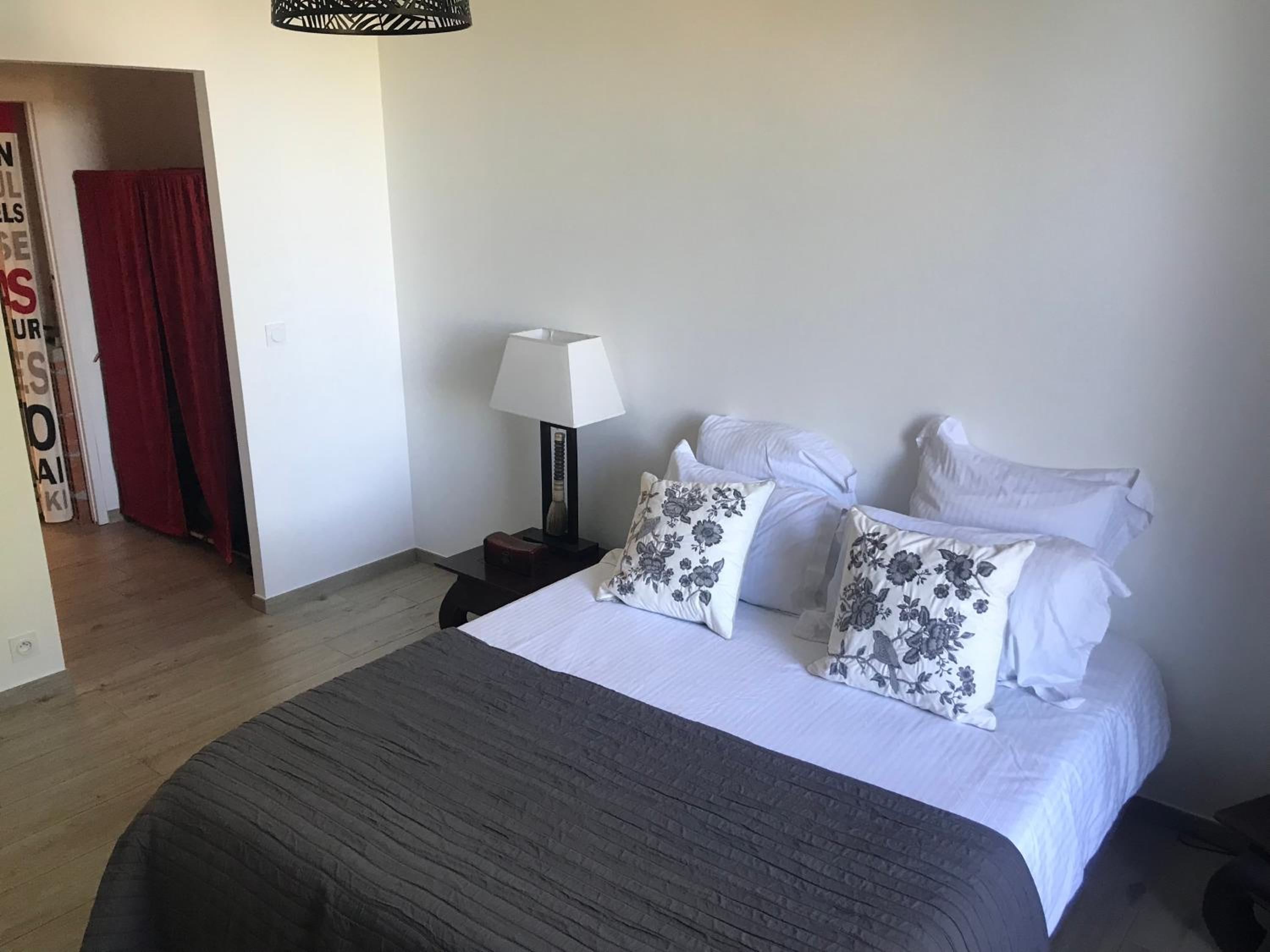 Queen Room with Garden View - Photo 2