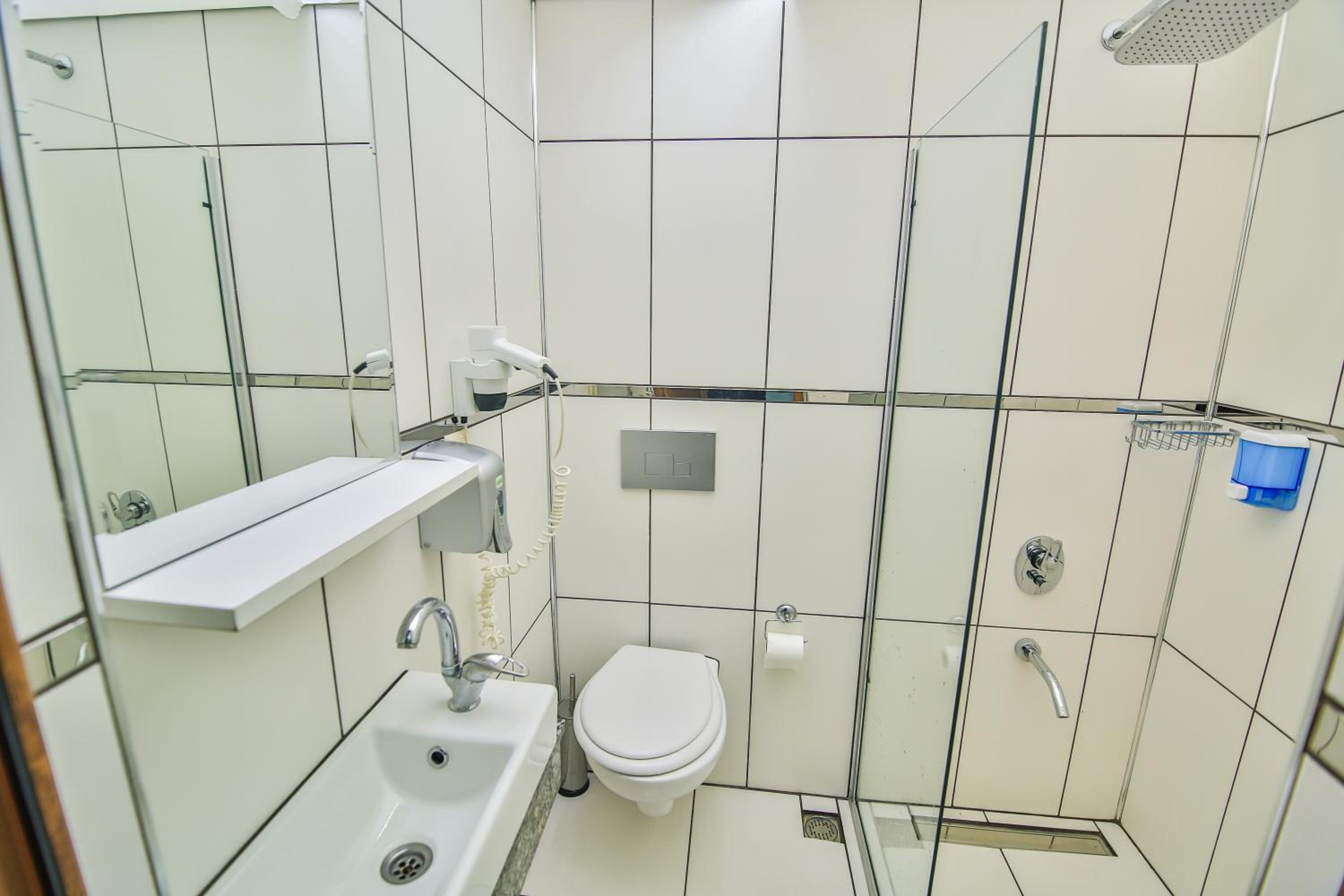 Standard Triple Room with City View - Photo 2