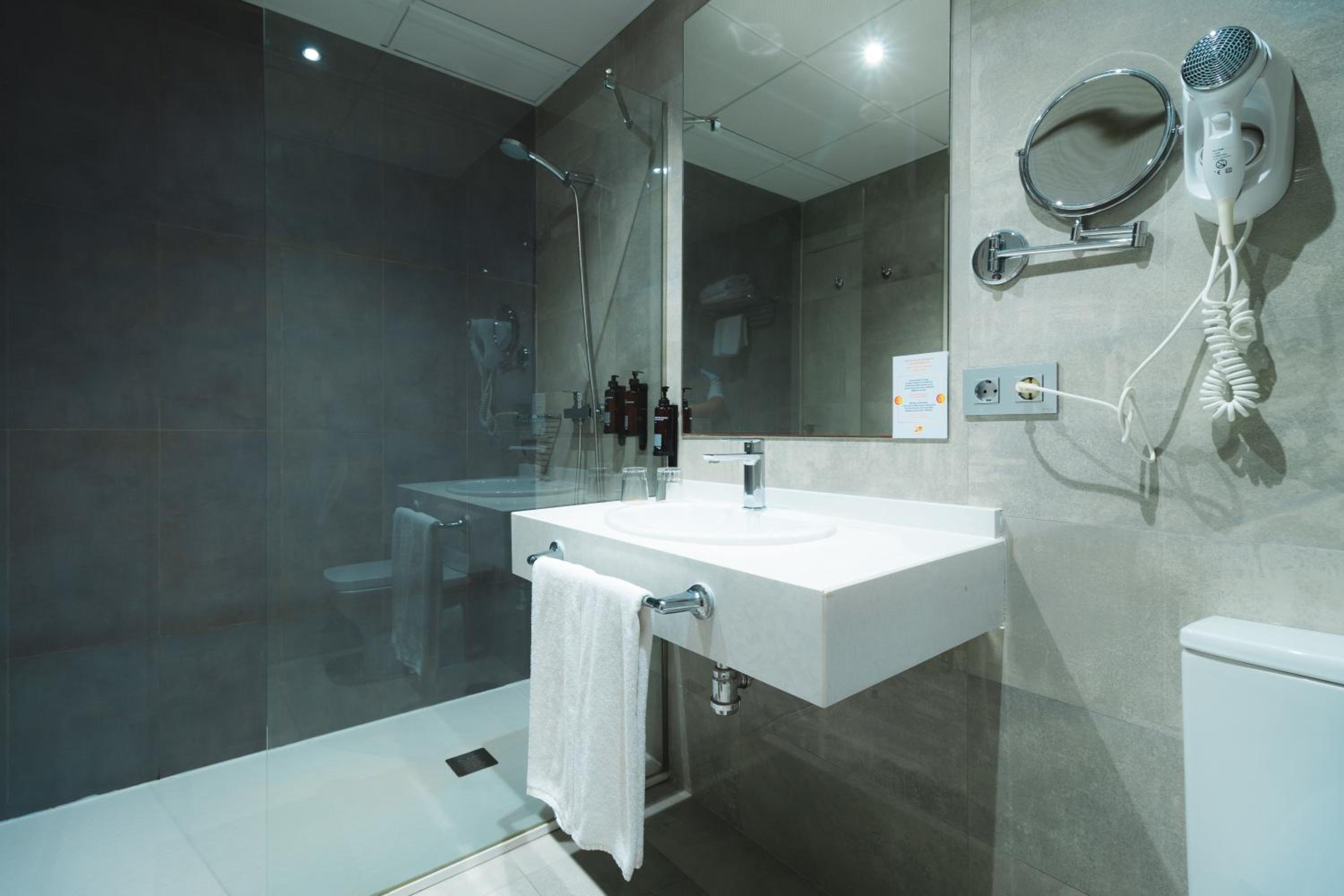 Level Deluxe Triple Room with Sea View (3 Adults)