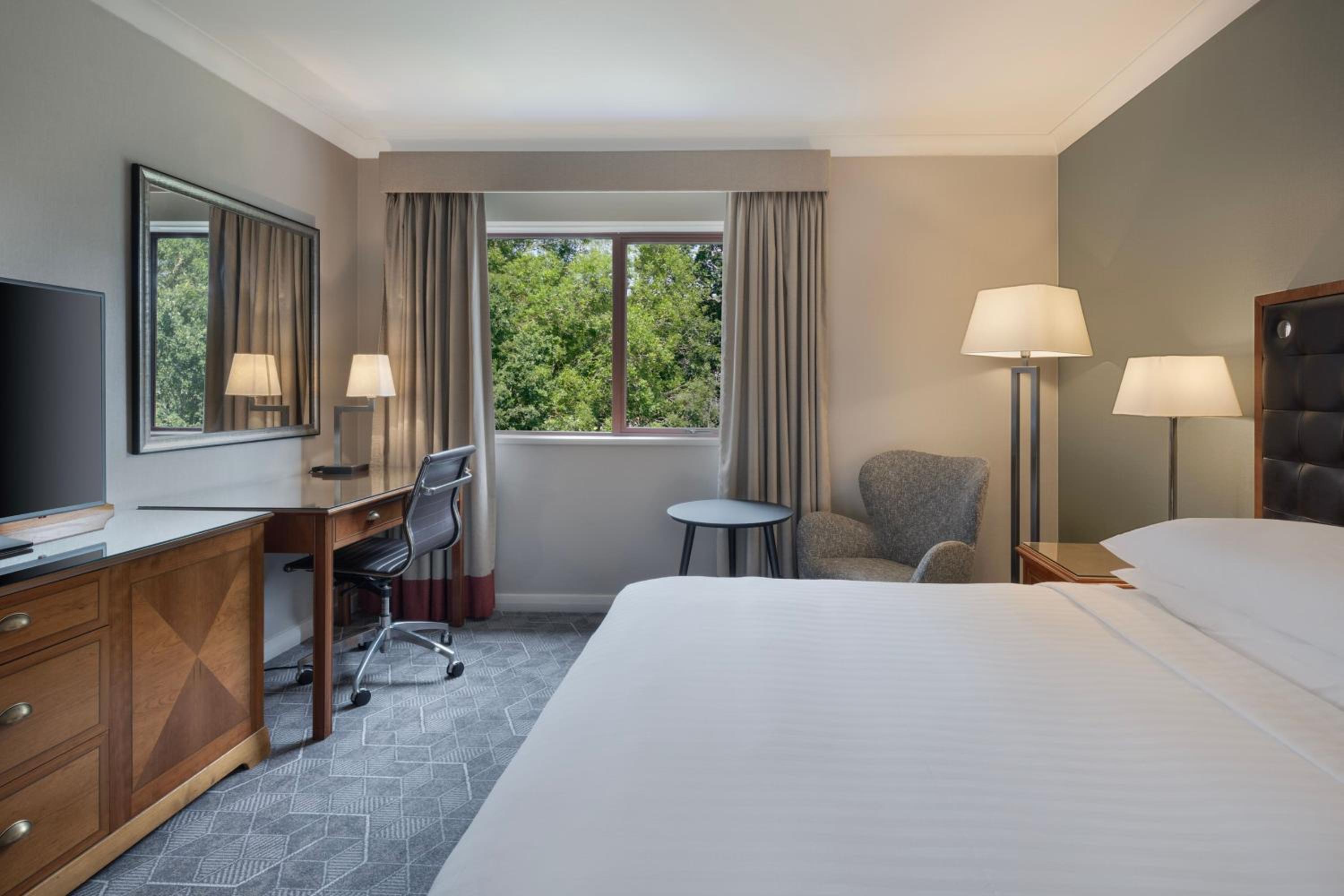 Superior King Room - Photo 3