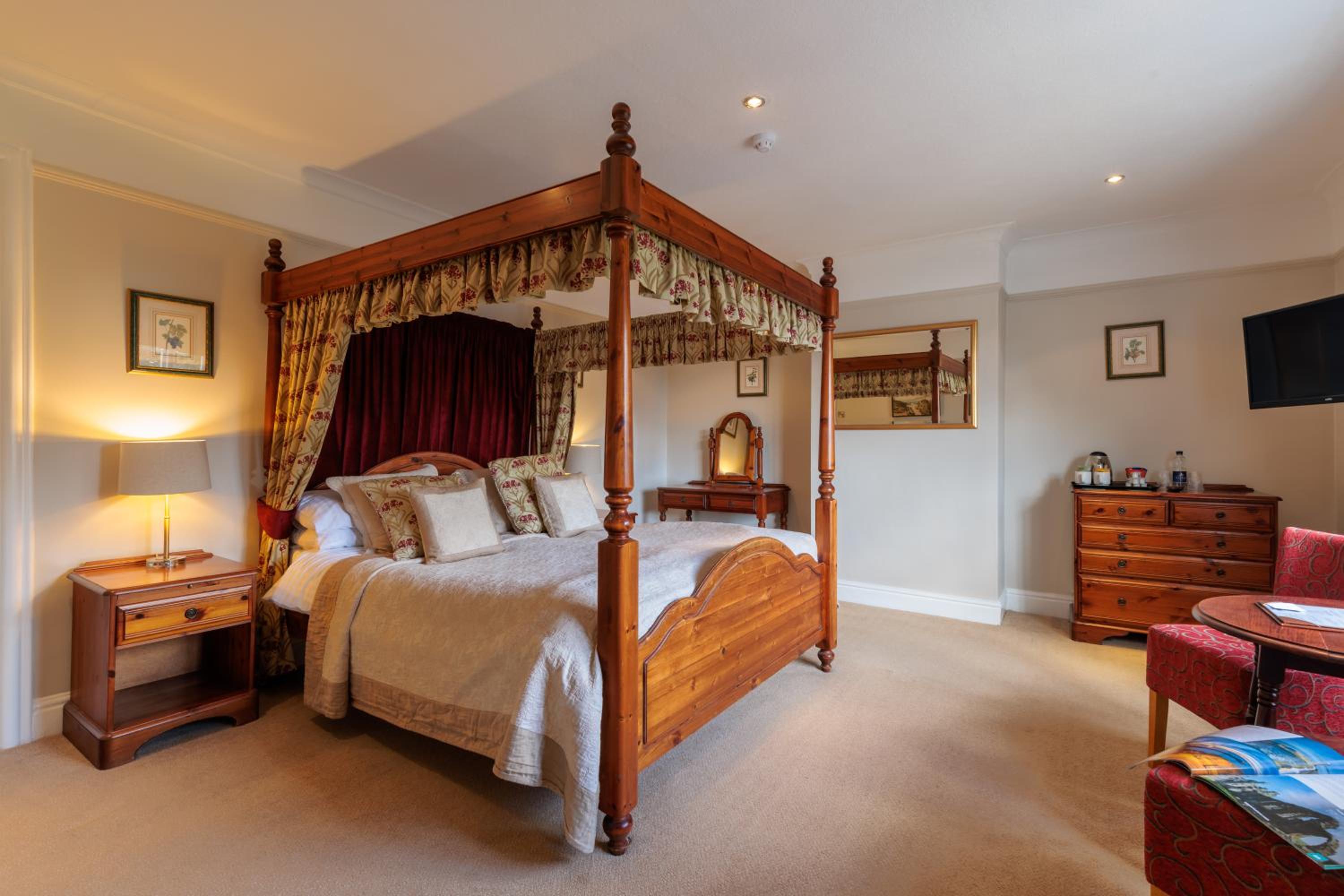 Double Room with Four Poster Bed photo 2