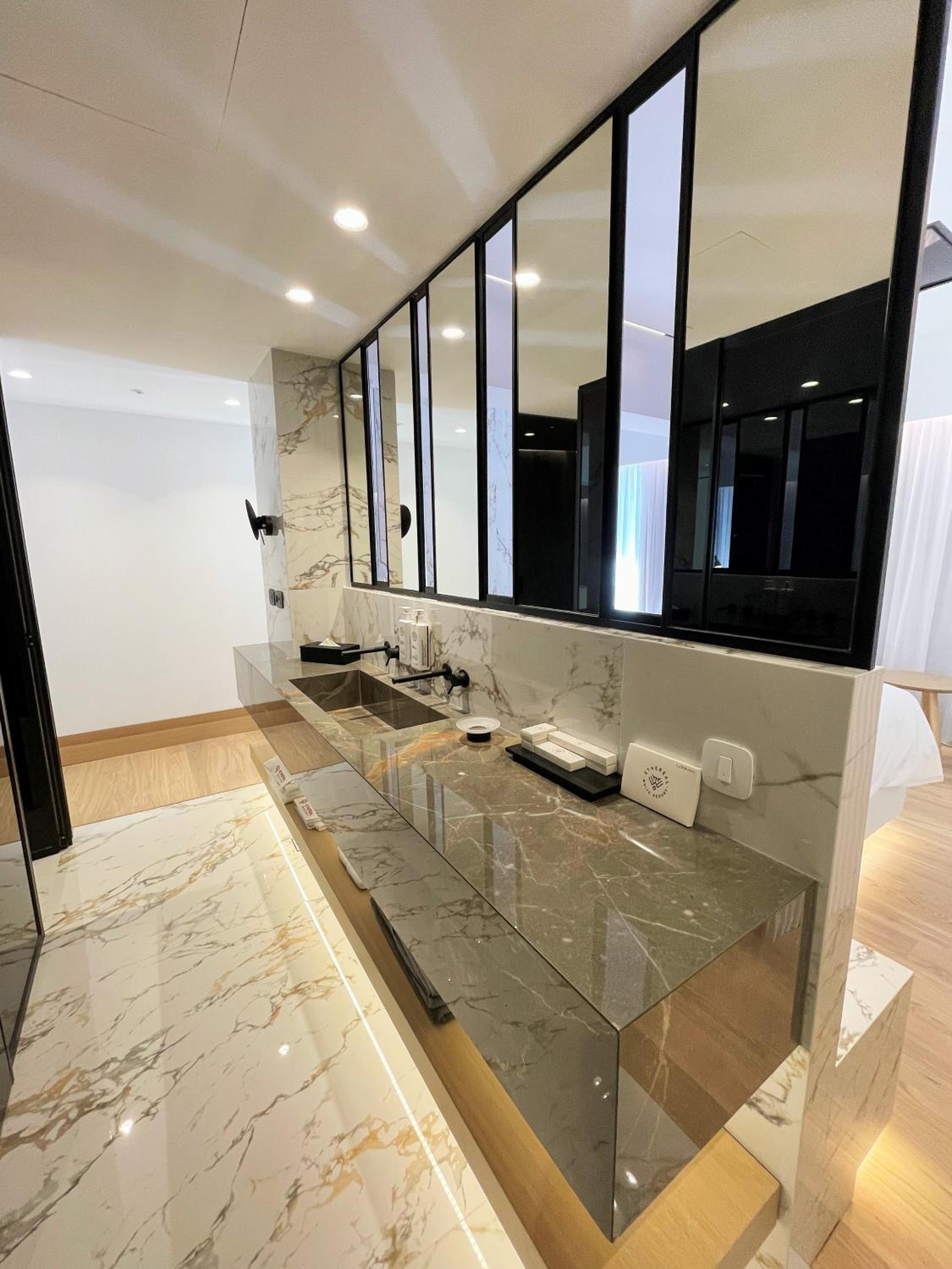 Luxury Suite - Photo 3