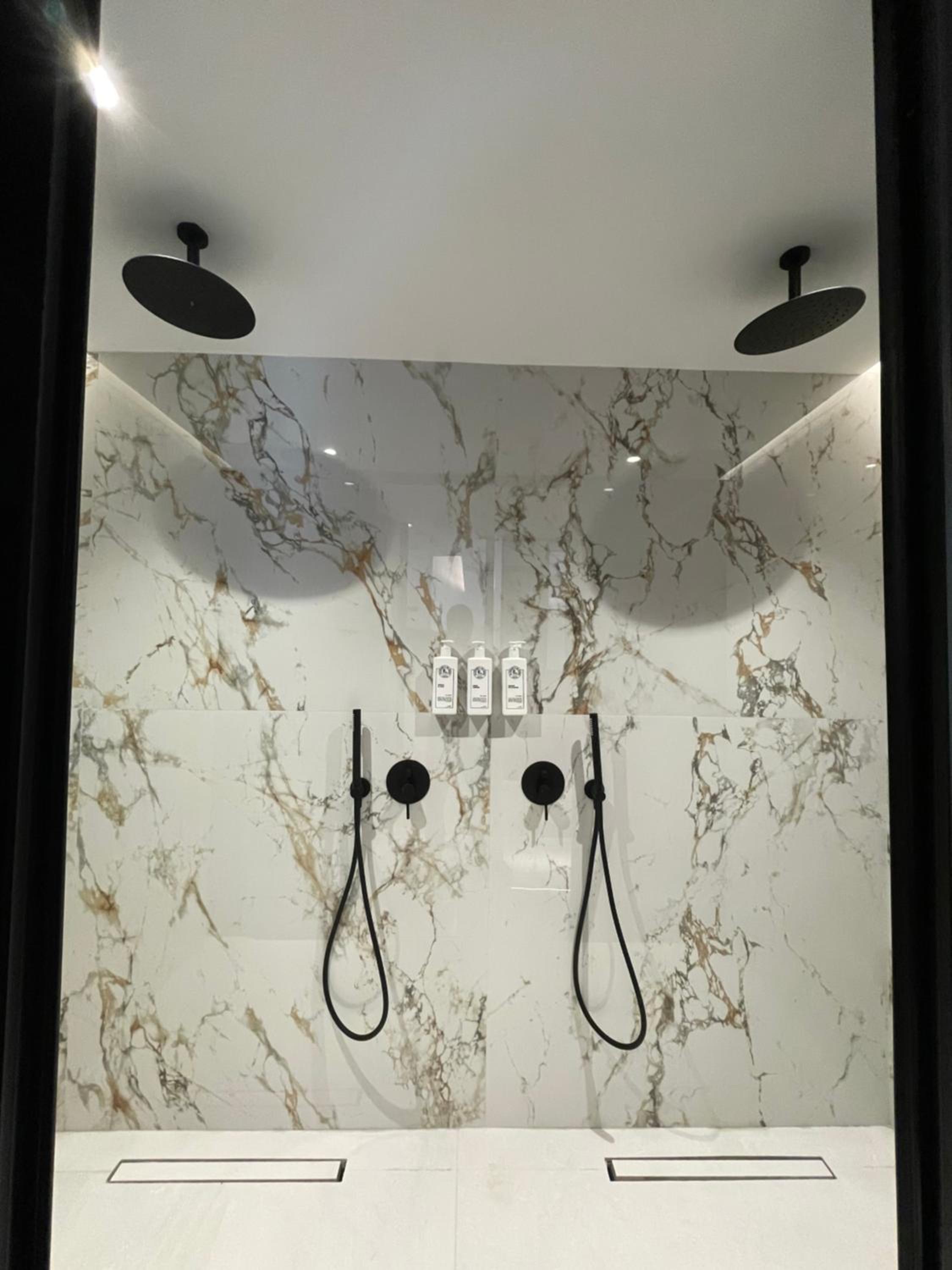 Luxury Suite - Photo 12