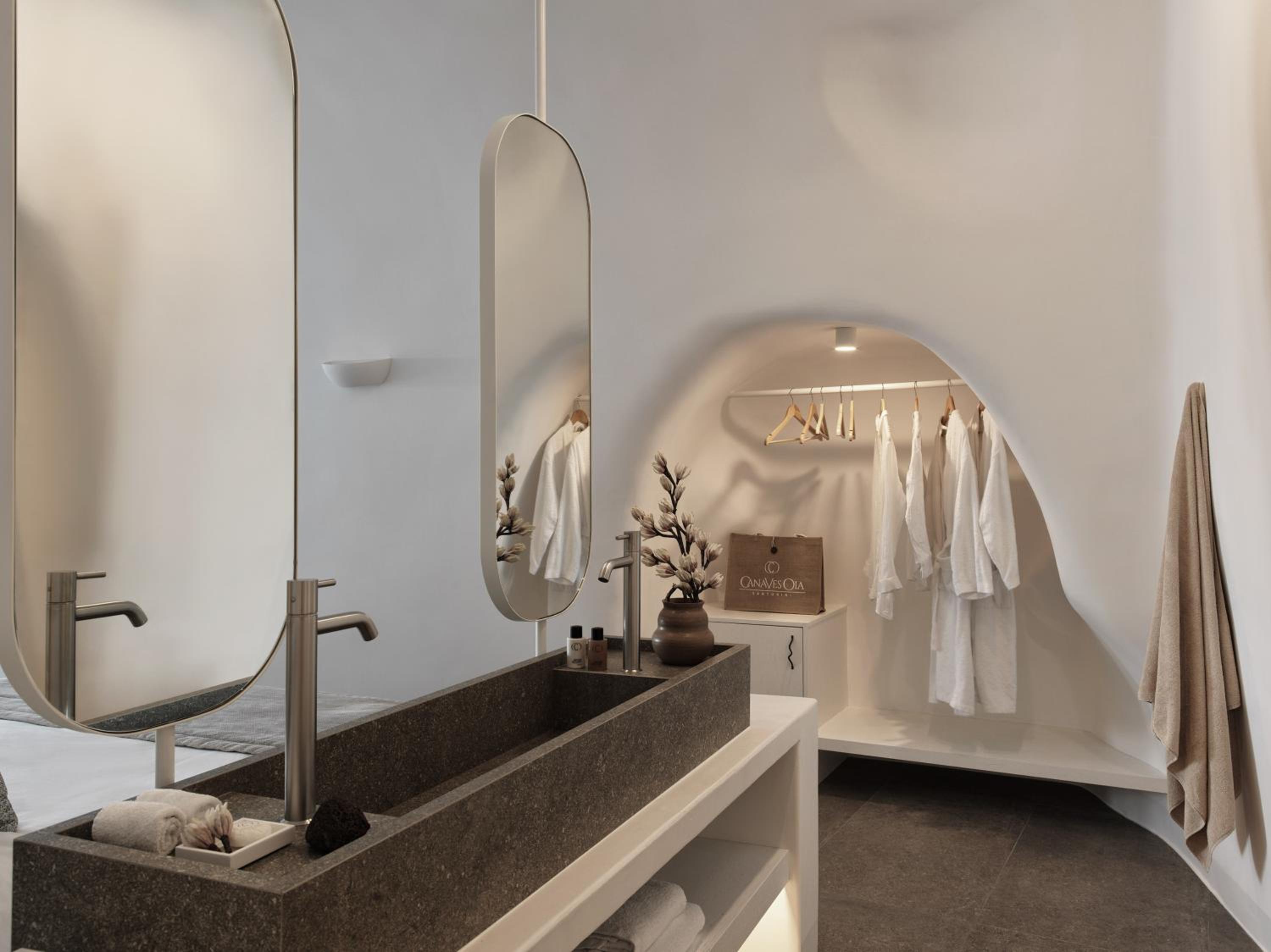 Pool Suite - Photo 21