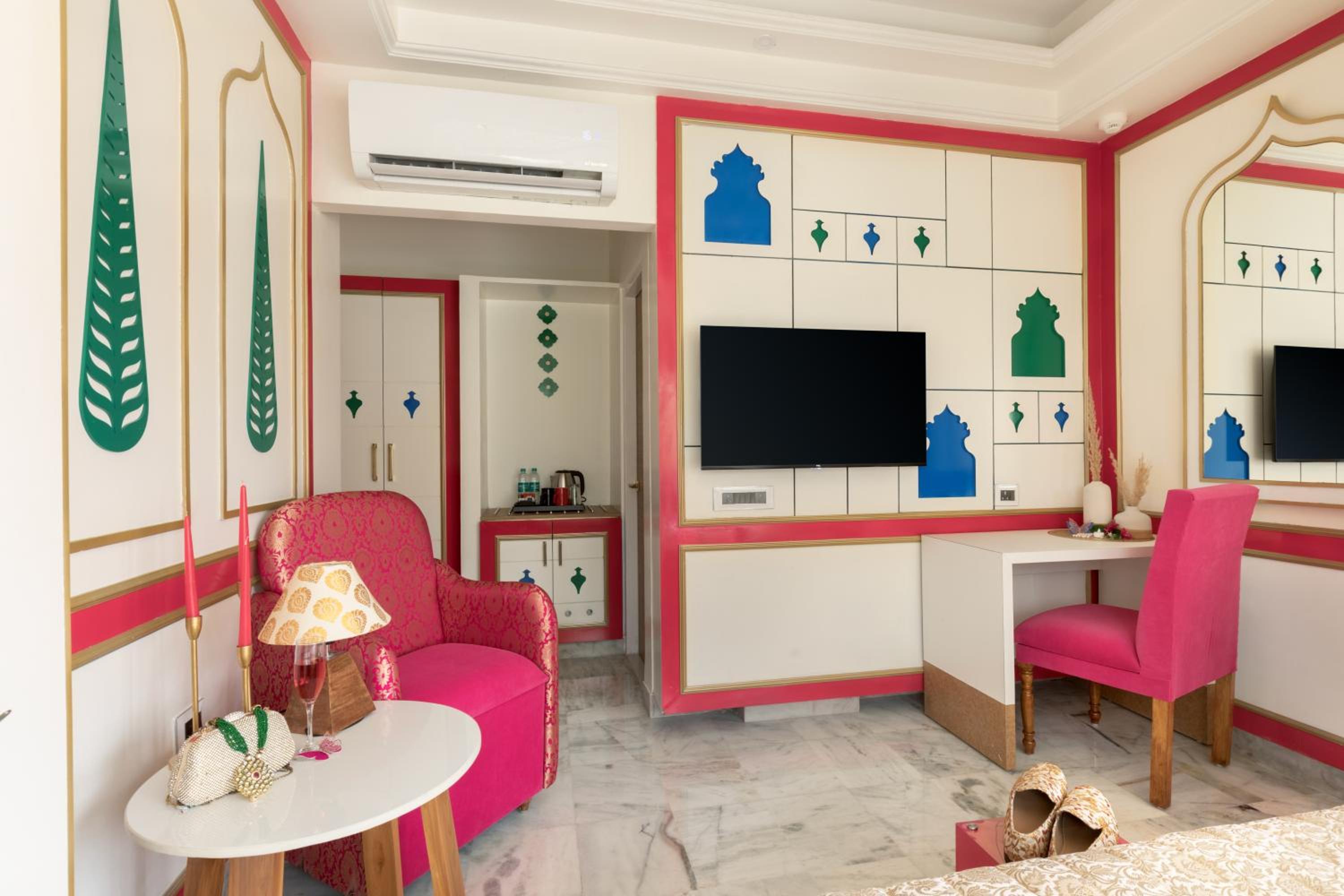 Mughal Heritage Room with 180 degree city view & Designer bed: Enjoy 10% off on - F&B, Spa, car Hire, Complimentary Welcome Drink & Hi-Tea, Candlelight Dinner & Room Decoration Available  - Photo 9