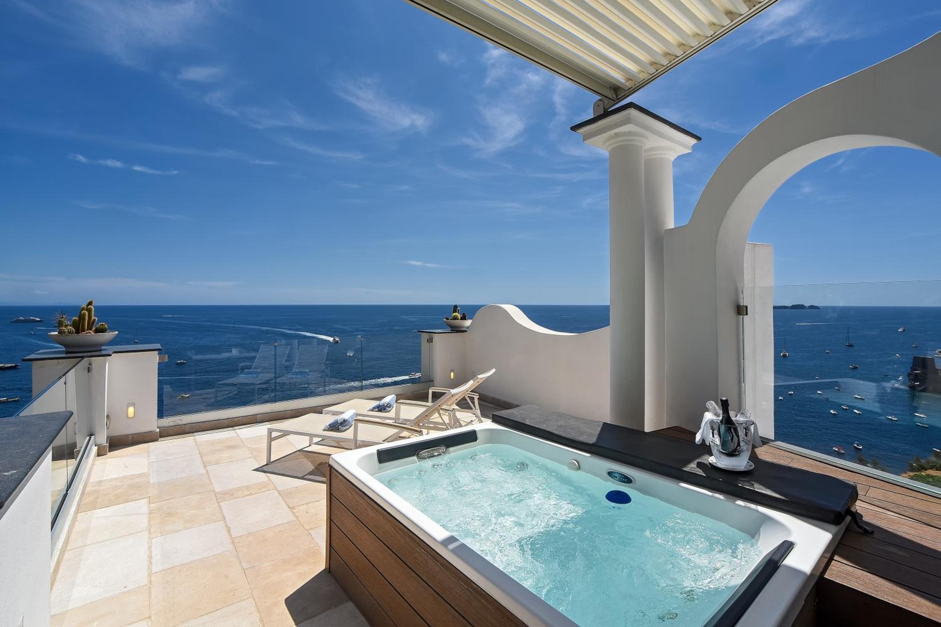 Executive Suite with Outdoor Hot Tub photo 2