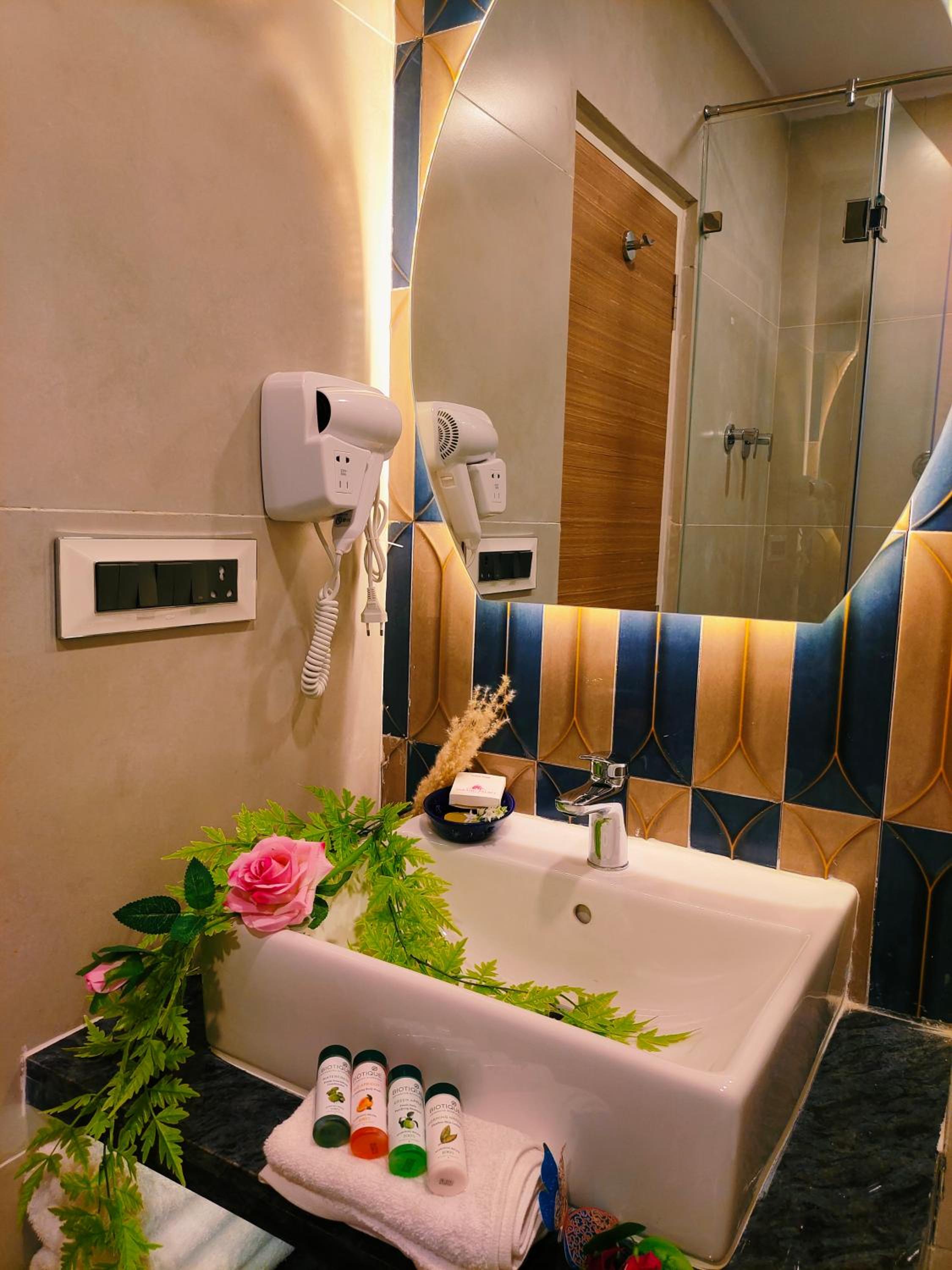 Luxurious Moroccan Theme room with panoramic city view and Designer Bed: Enjoy 10% off on - F&B, Spa, car Hire, Complimentary Welcome Drink & Hi-Tea, Candlelight Dinner & Room Decoration Available  - Photo 12