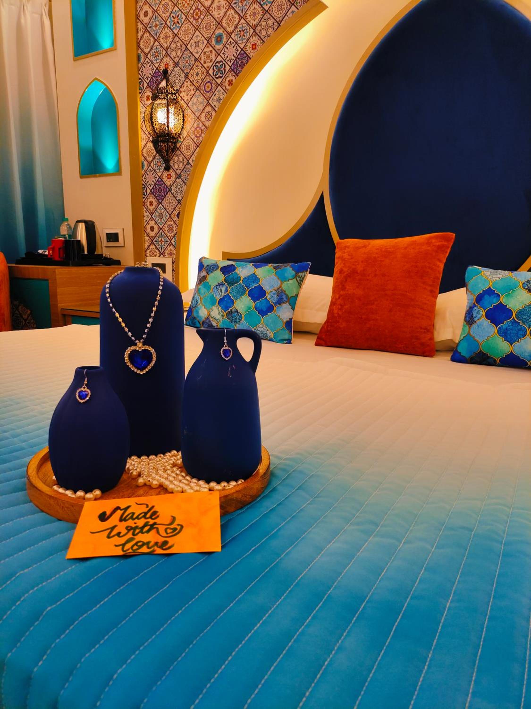 Luxurious Moroccan Theme room with panoramic city view and Designer Bed: Enjoy 10% off on - F&B, Spa, car Hire, Complimentary Welcome Drink & Hi-Tea, Candlelight Dinner & Room Decoration Available  - Photo 10