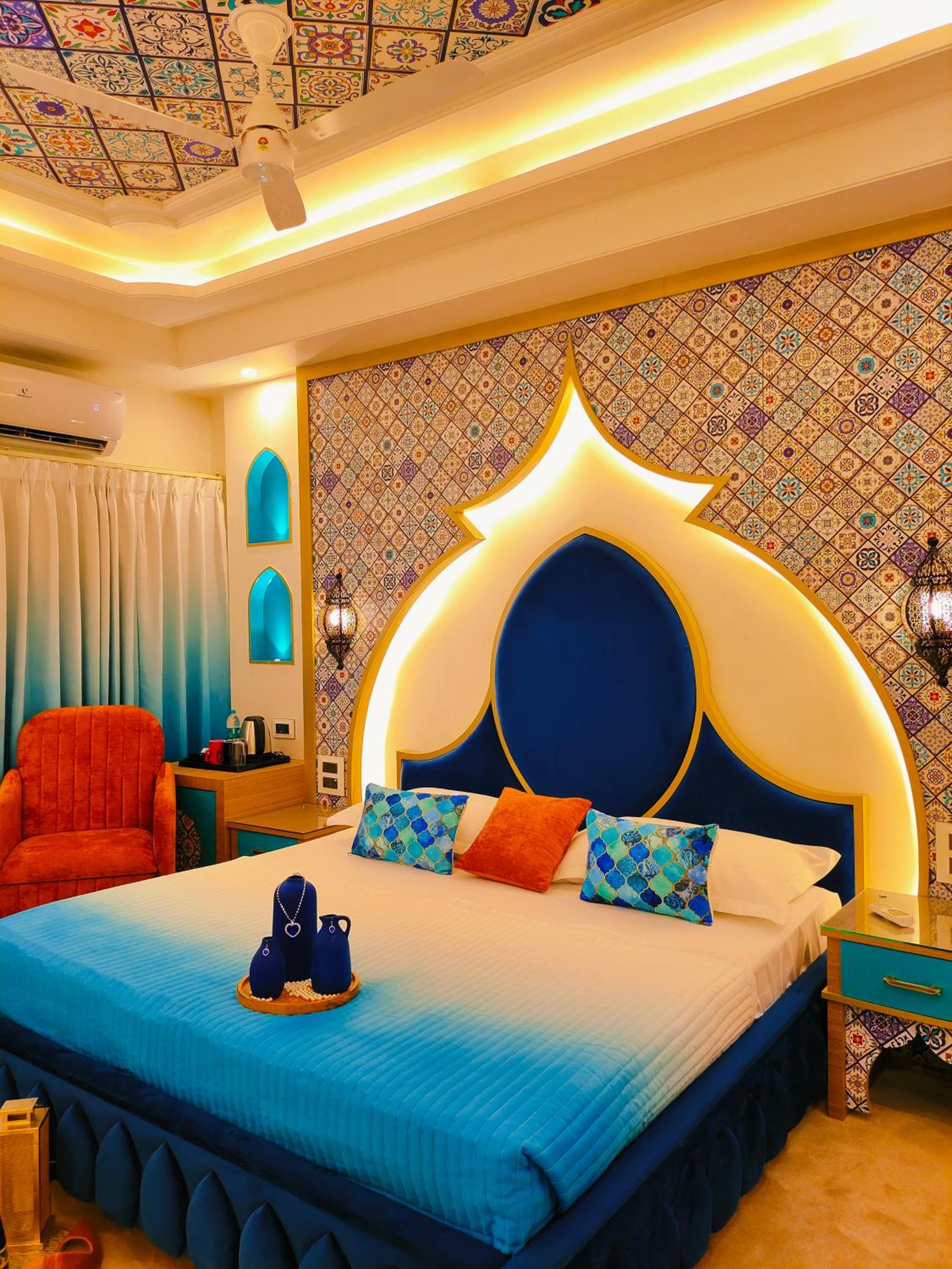 Luxurious Moroccan Theme room with panoramic city view and Designer Bed: Enjoy 10% off on - F&B, Spa, car Hire, Complimentary Welcome Drink & Hi-Tea, Candlelight Dinner & Room Decoration Available  - Photo 11