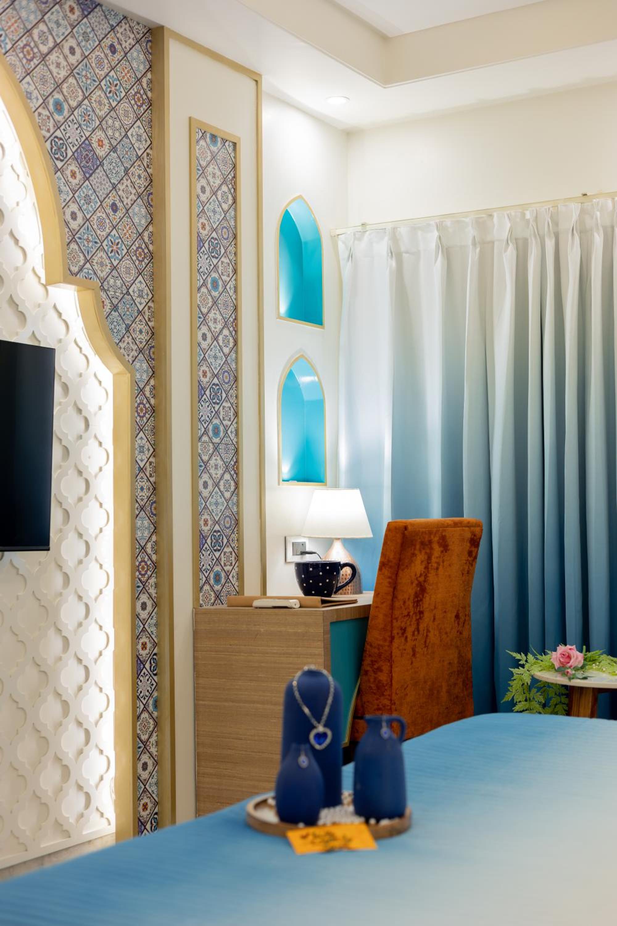 Luxurious Moroccan Theme room with panoramic city view and Designer Bed: Enjoy 10% off on - F&B, Spa, car Hire, Complimentary Welcome Drink & Hi-Tea, Candlelight Dinner & Room Decoration Available  - Photo 7