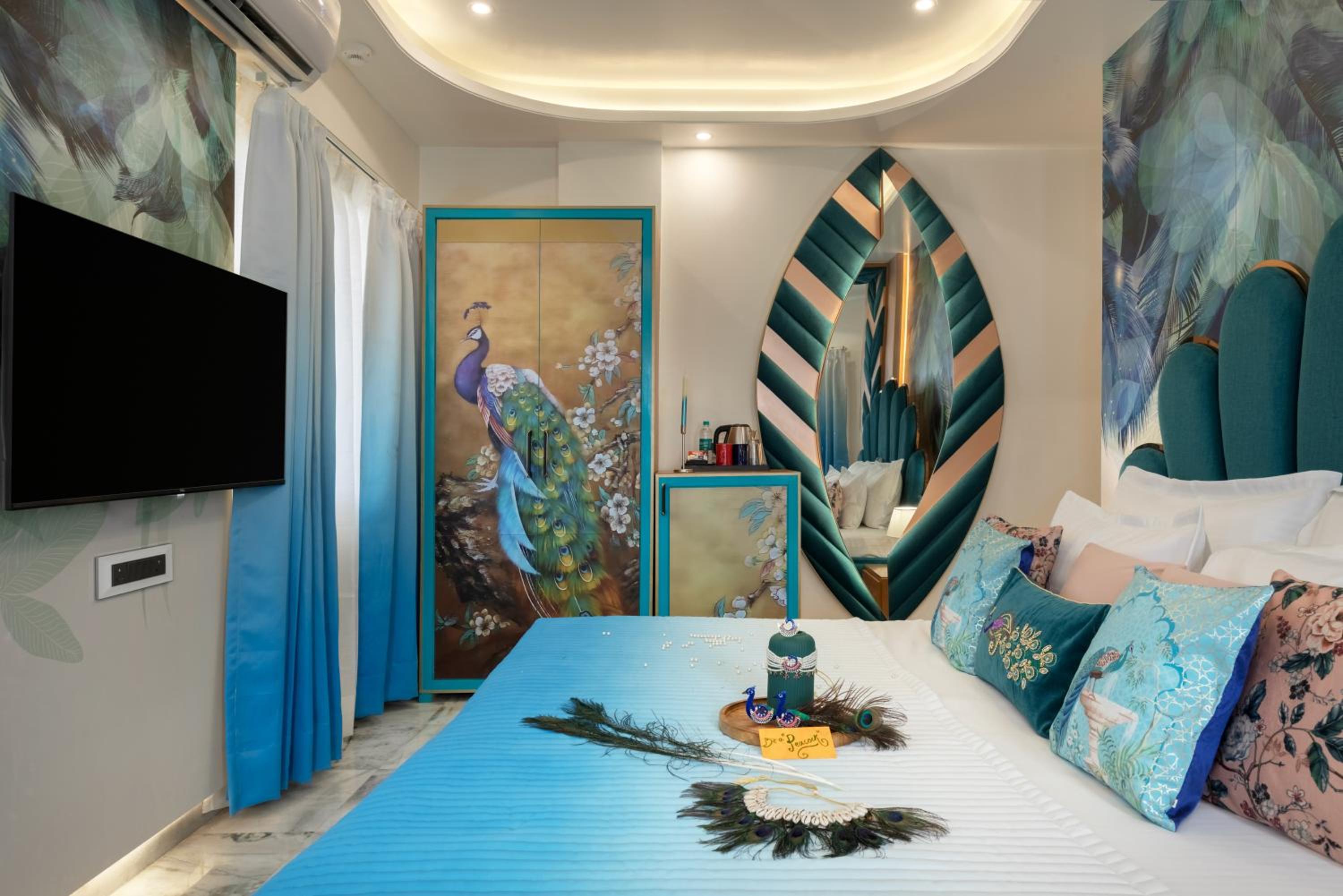 Peacock Theme Designer Room with 240 degree City view and Beautiful Peacock Bed: Enjoy 10% off on - F&B, Spa, car Hire, Complimentary Welcome Drink & Hi-Tea, Candlelight Dinner & Room Decoration Available  - Photo 14