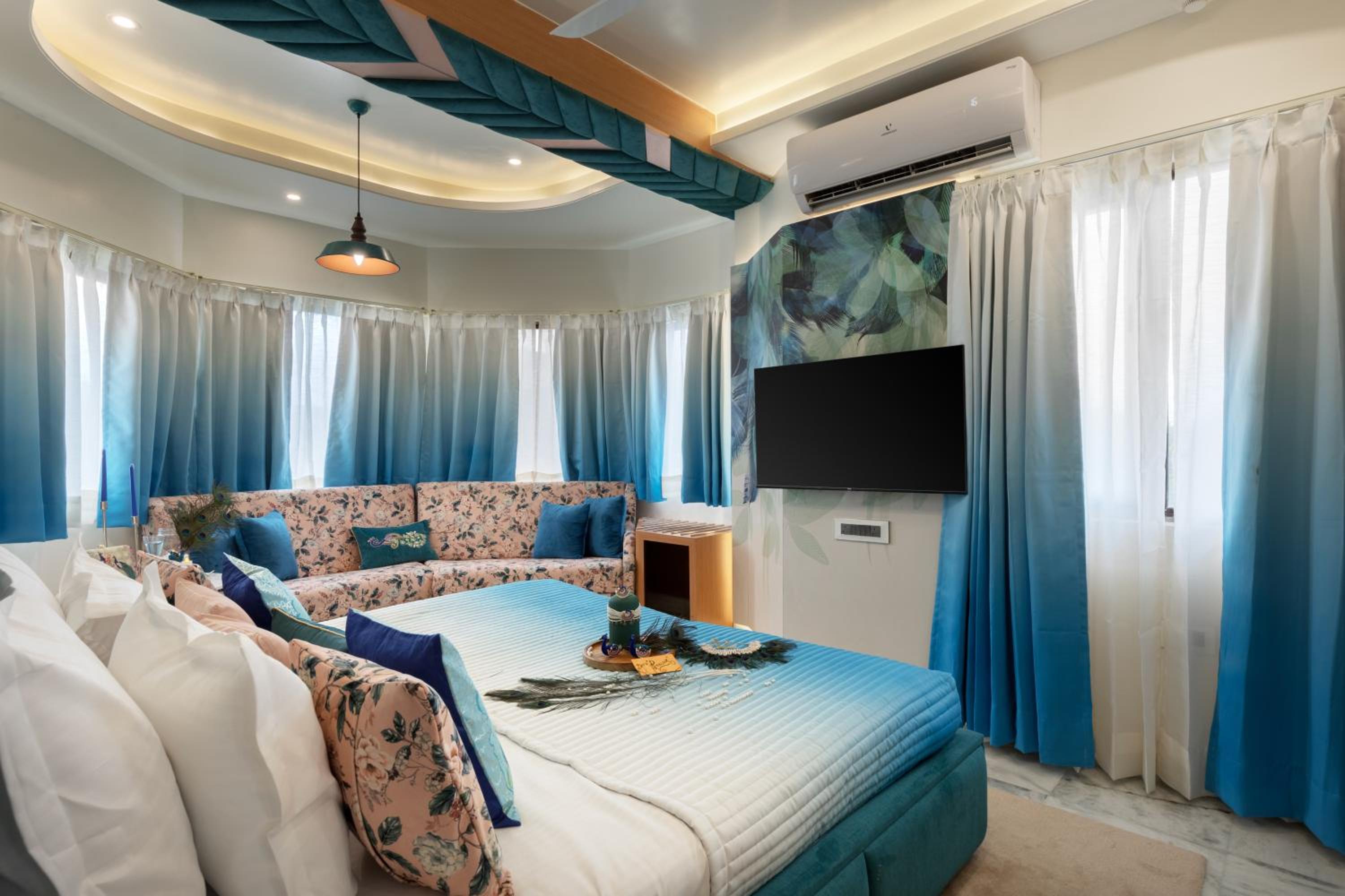 Peacock Theme Designer Room with 240 degree City view and Beautiful Peacock Bed: Enjoy 10% off on - F&B, Spa, car Hire, Complimentary Welcome Drink & Hi-Tea, Candlelight Dinner & Room Decoration Available  - Photo 12