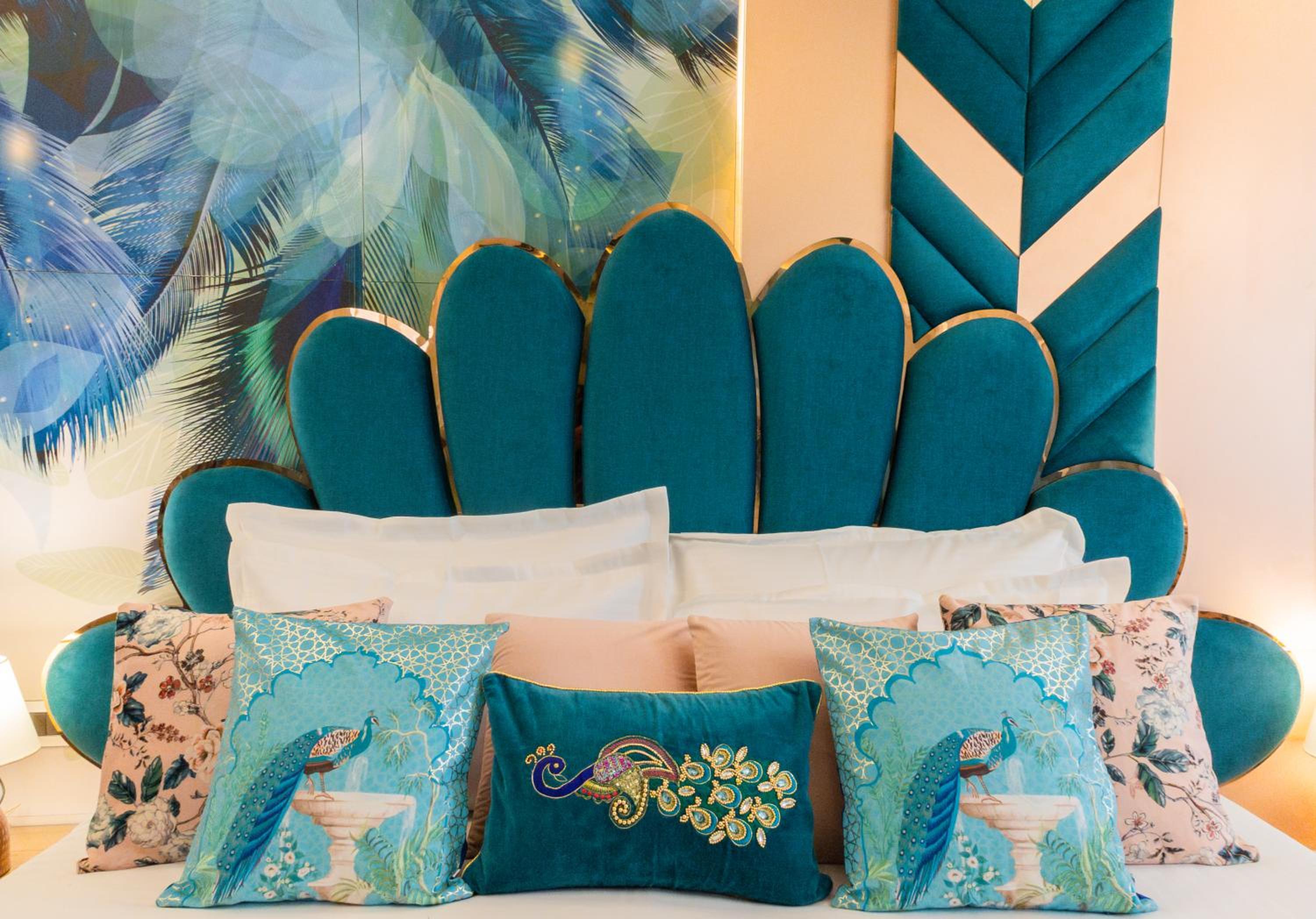 Peacock Theme Designer Room with 240 degree City view and Beautiful Peacock Bed: Enjoy 10% off on - F&B, Spa, car Hire, Complimentary Welcome Drink & Hi-Tea, Candlelight Dinner & Room Decoration Available  - Photo 11