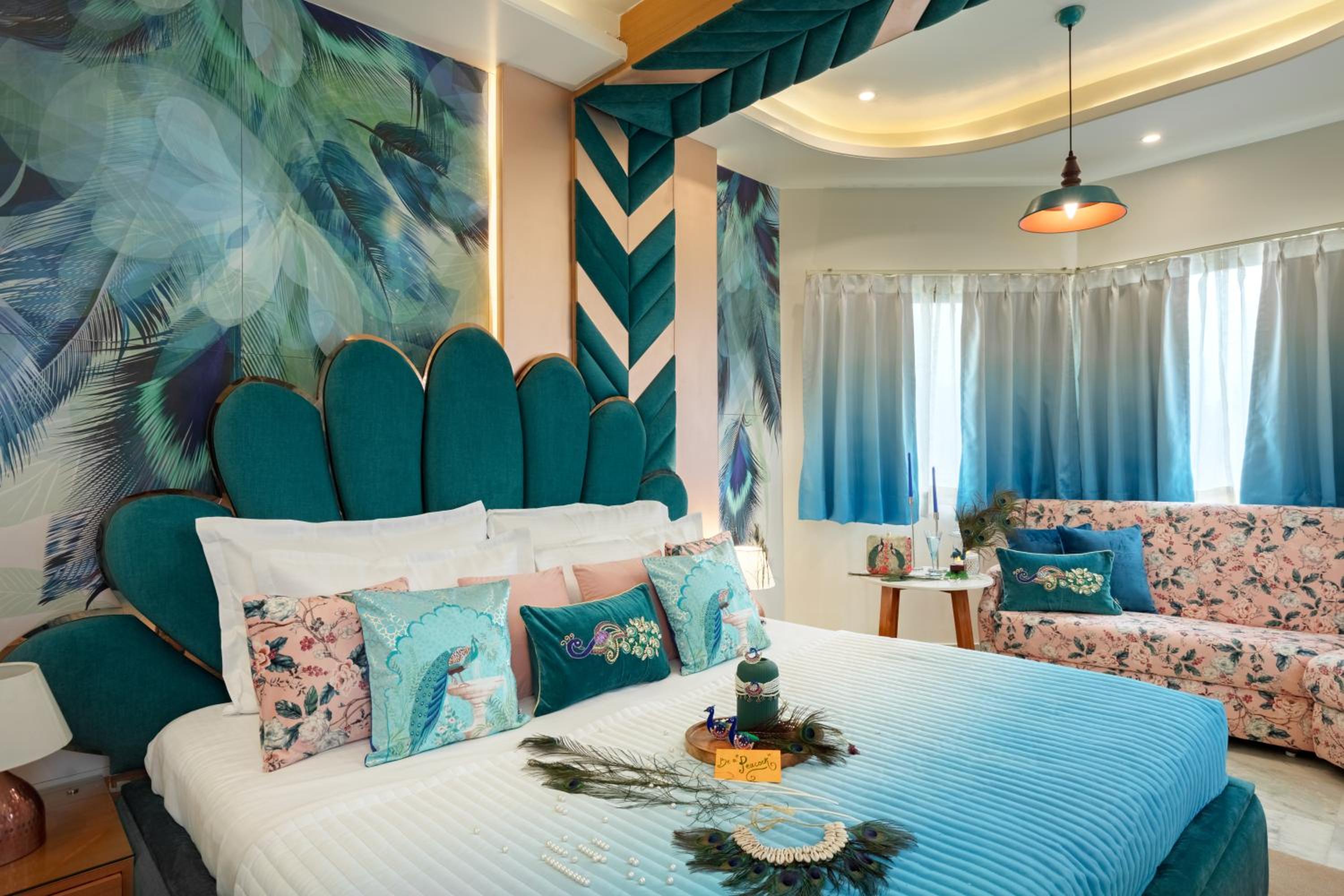 Peacock Theme Designer Room with 240 degree City view and Beautiful Peacock Bed: Enjoy 10% off on - F&B, Spa, car Hire, Complimentary Welcome Drink & Hi-Tea, Candlelight Dinner & Room Decoration Available  - Photo 9