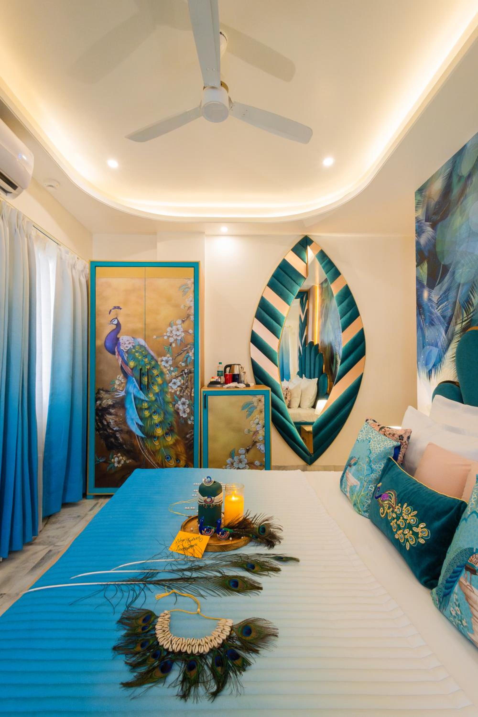 Peacock Theme Designer Room with 240 degree City view and Beautiful Peacock Bed: Enjoy 10% off on - F&B, Spa, car Hire, Complimentary Welcome Drink & Hi-Tea, Candlelight Dinner & Room Decoration Available  - Photo 5