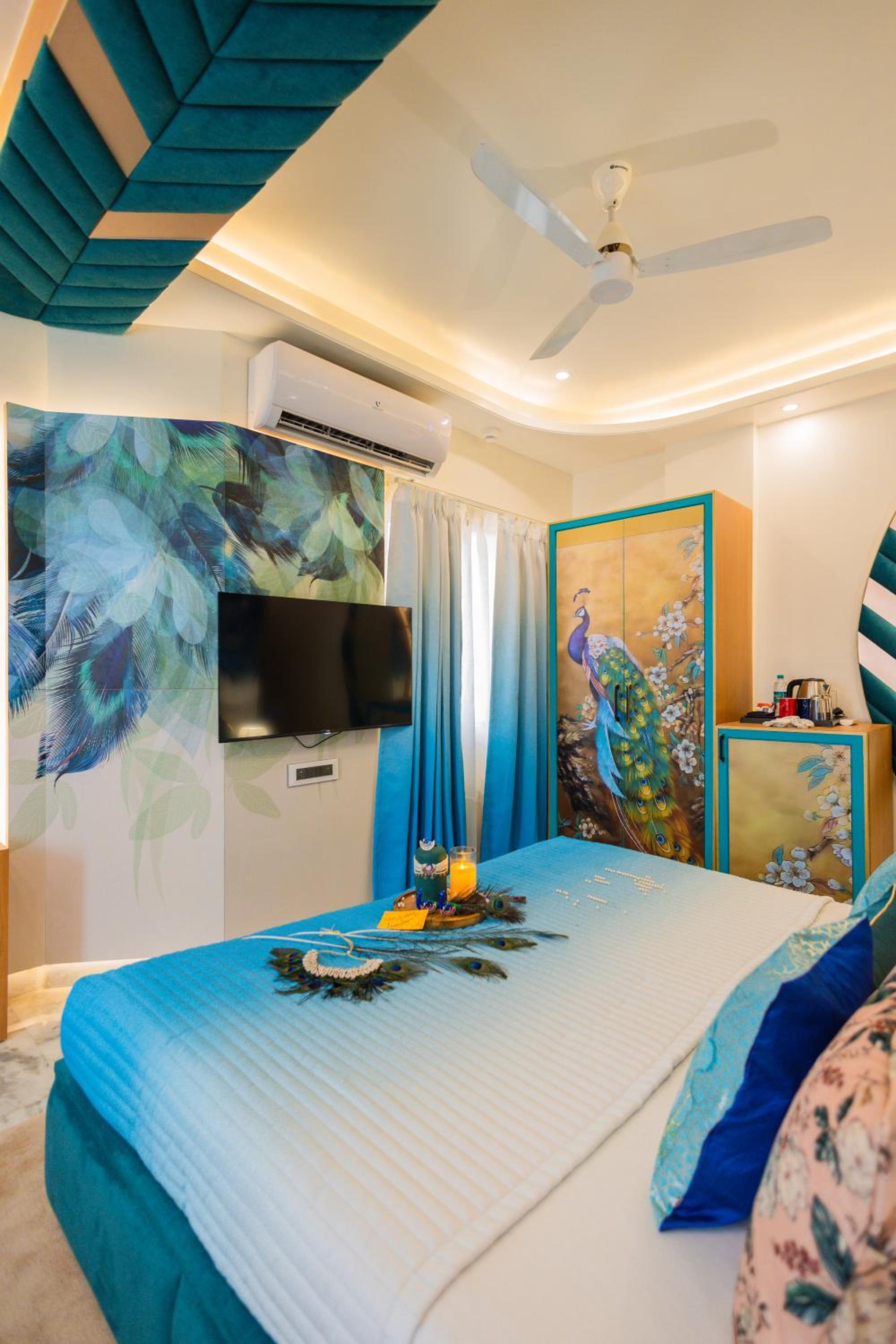 Peacock Theme Designer Room with 240 degree City view and Beautiful Peacock Bed: Enjoy 10% off on - F&B, Spa, car Hire, Complimentary Welcome Drink & Hi-Tea, Candlelight Dinner & Room Decoration Available  - Photo 13