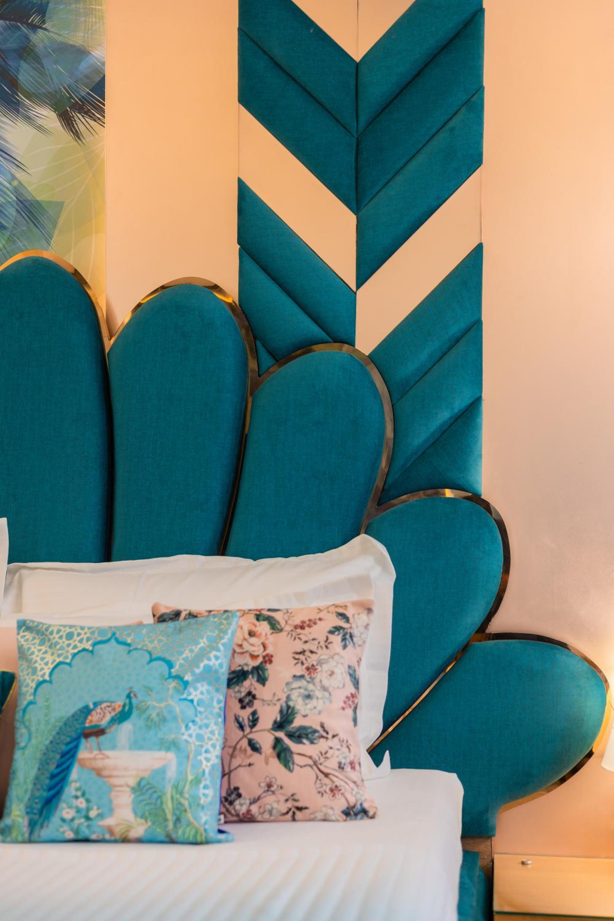 Peacock Theme Designer Room with 240 degree City view and Beautiful Peacock Bed: Enjoy 10% off on - F&B, Spa, car Hire, Complimentary Welcome Drink & Hi-Tea, Candlelight Dinner & Room Decoration Available  - Photo 3