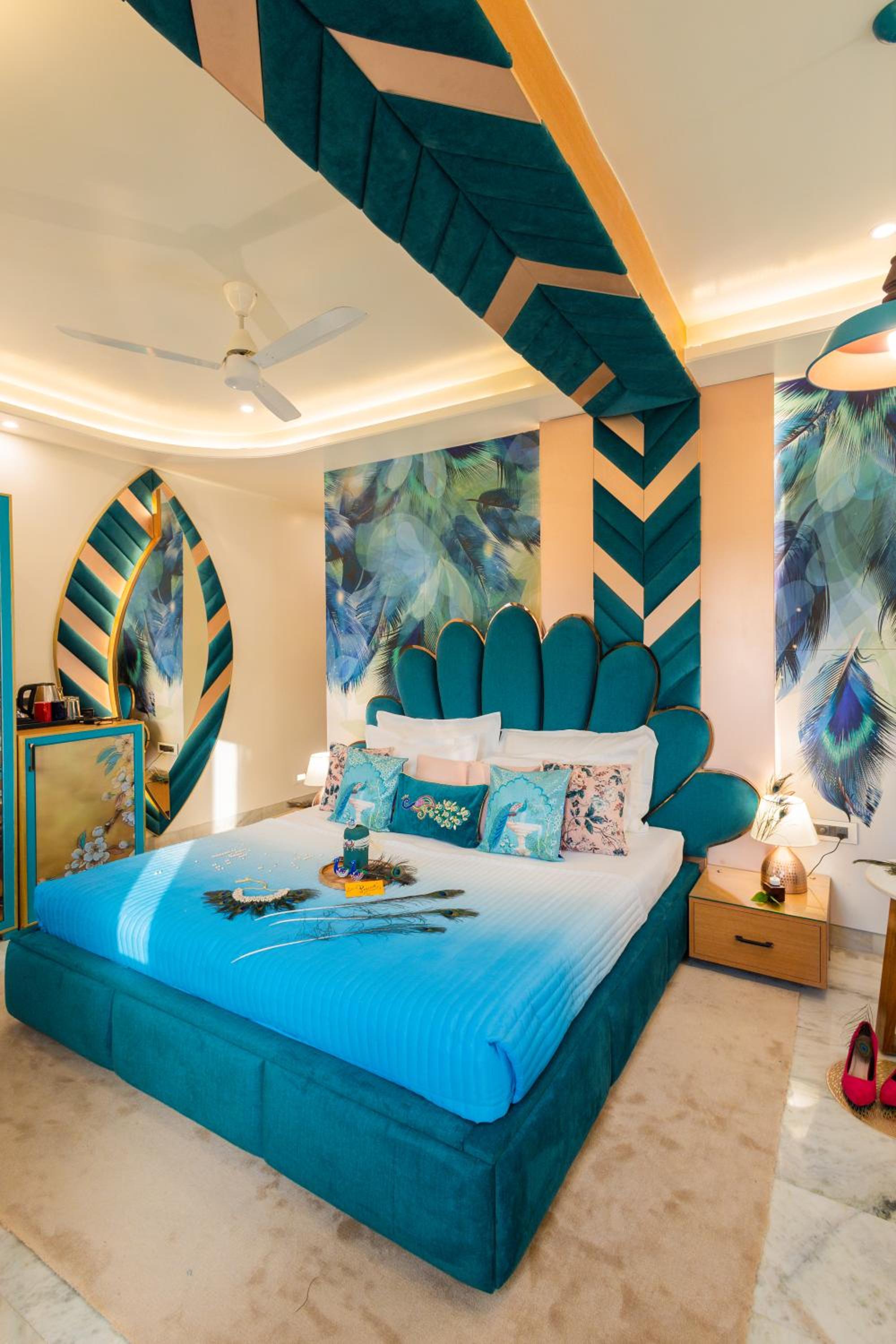 Peacock Theme Designer Room with 240 degree City view and Beautiful Peacock Bed: Enjoy 10% off on - F&B, Spa, car Hire, Complimentary Welcome Drink & Hi-Tea, Candlelight Dinner & Room Decoration Available  - Photo 1