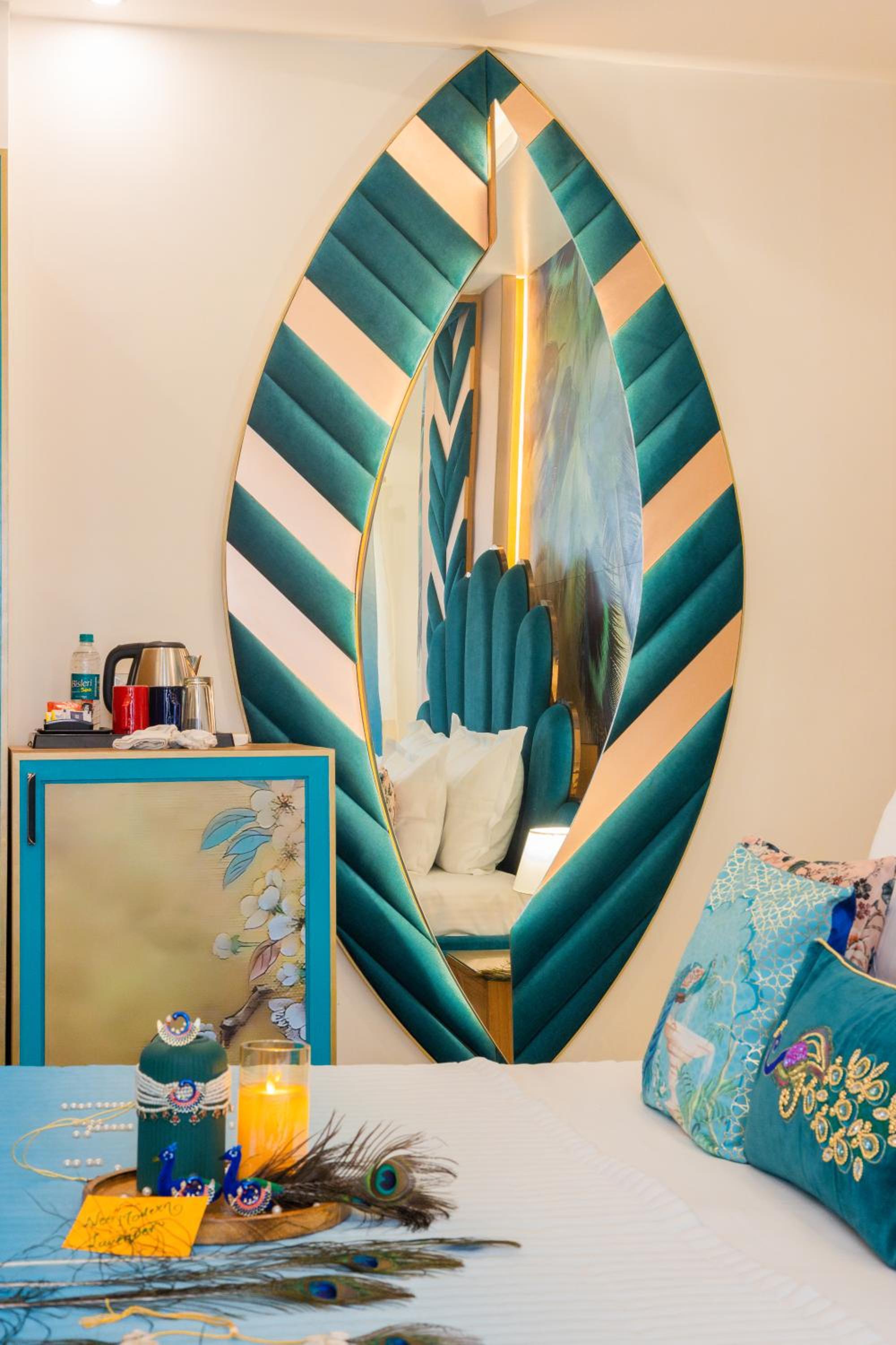 Peacock Theme Designer Room with 240 degree City view and Beautiful Peacock Bed: Enjoy 10% off on - F&B, Spa, car Hire, Complimentary Welcome Drink & Hi-Tea, Candlelight Dinner & Room Decoration Available  - Photo 2