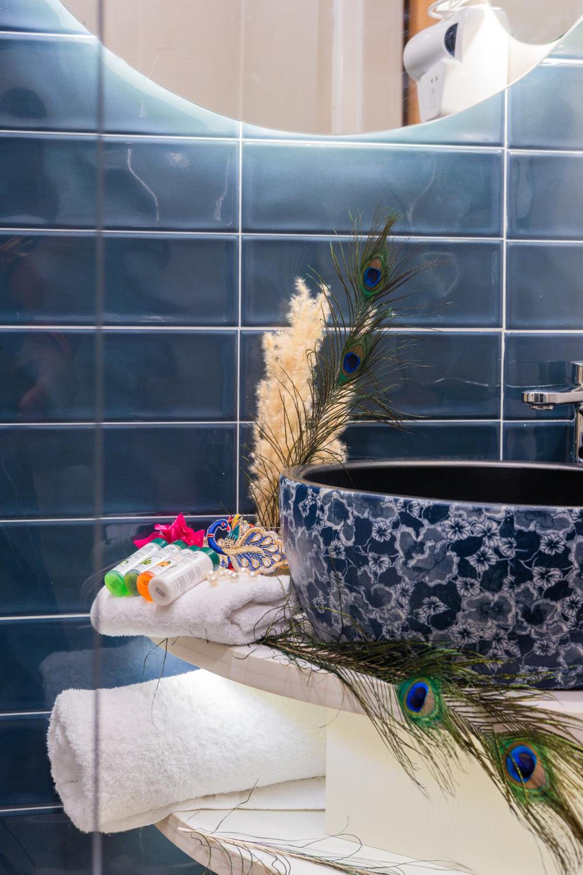 Peacock Theme Designer Room with 240 degree City view and Beautiful Peacock Bed: Enjoy 10% off on - F&B, Spa, car Hire, Complimentary Welcome Drink & Hi-Tea, Candlelight Dinner & Room Decoration Available  - Photo 6