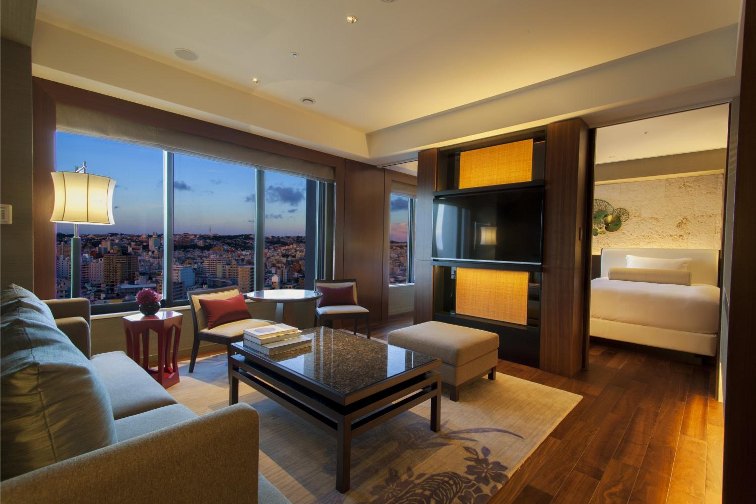 Executive Suite King Room with Lounge  Access photo 3