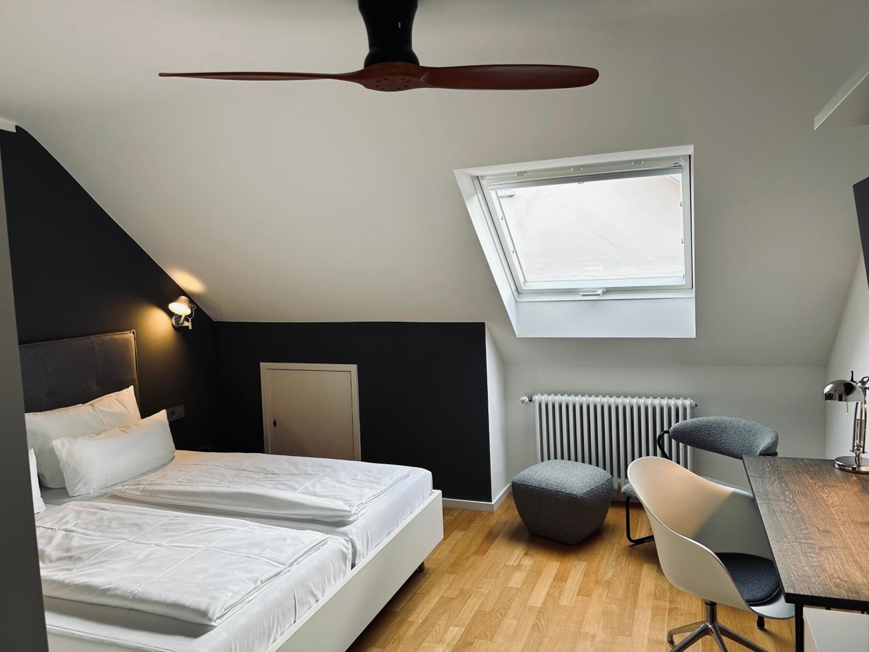 Standard Double Room - Photo 11