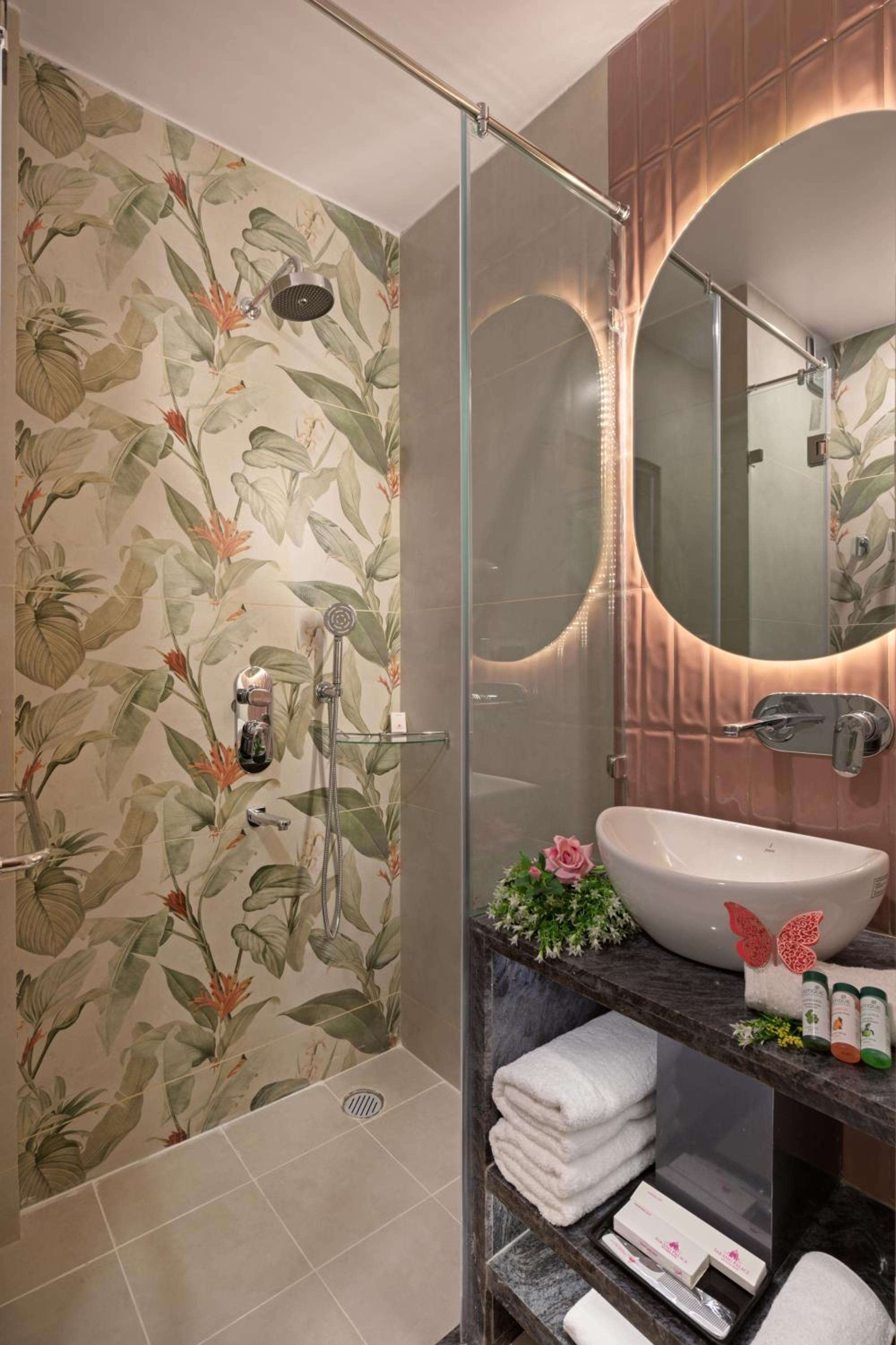 Bohemian Theme Room with Artistic Rattan décor and Designer Washroom: Enjoy 10% off on - F&B, Spa, car Hire, Complimentary Welcome Drink & Hi-Tea, Candlelight Dinner & Room Decoration Available  - Photo 4
