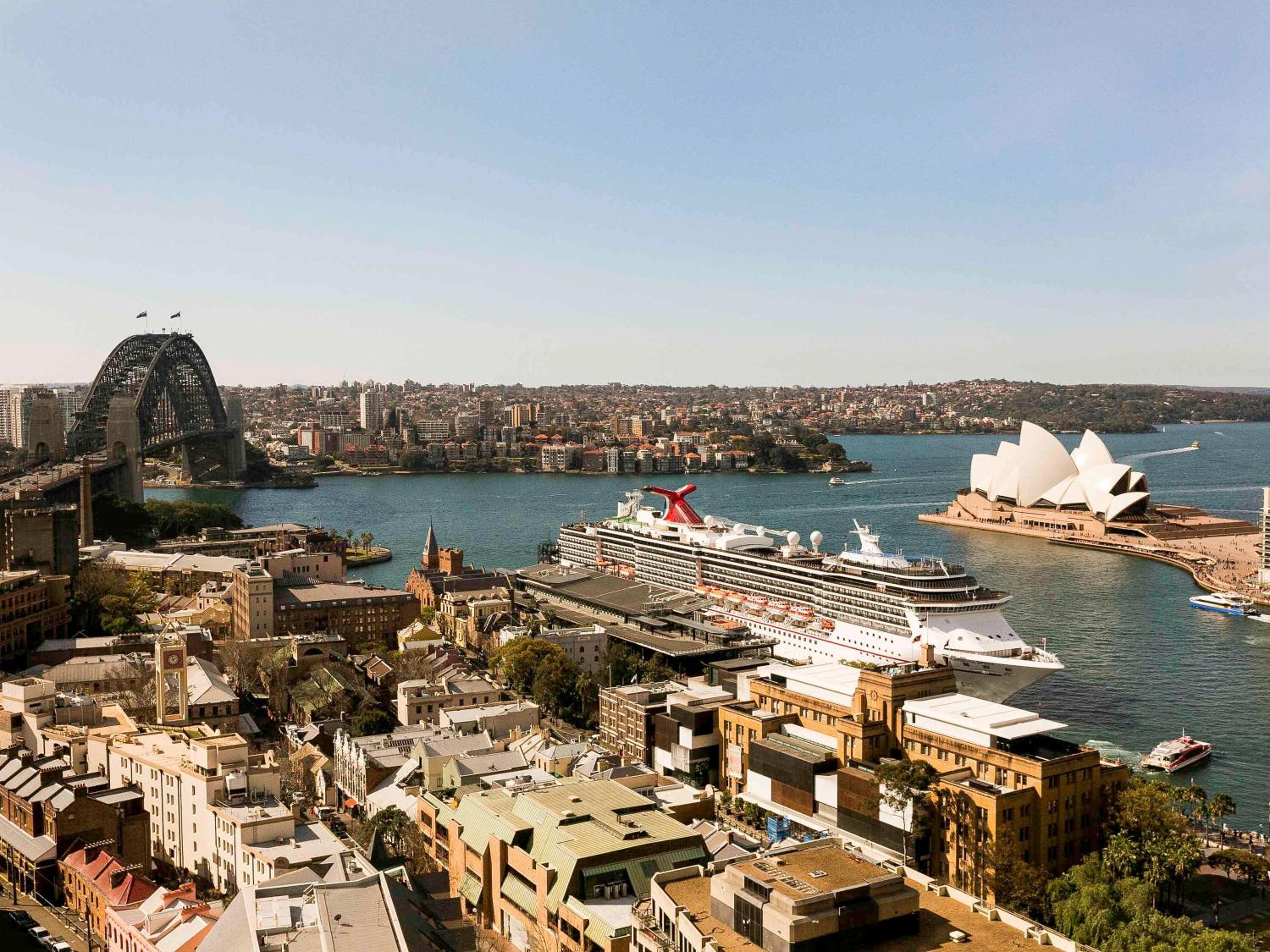 Deluxe Two-Bedroom Apartment with Harbor View