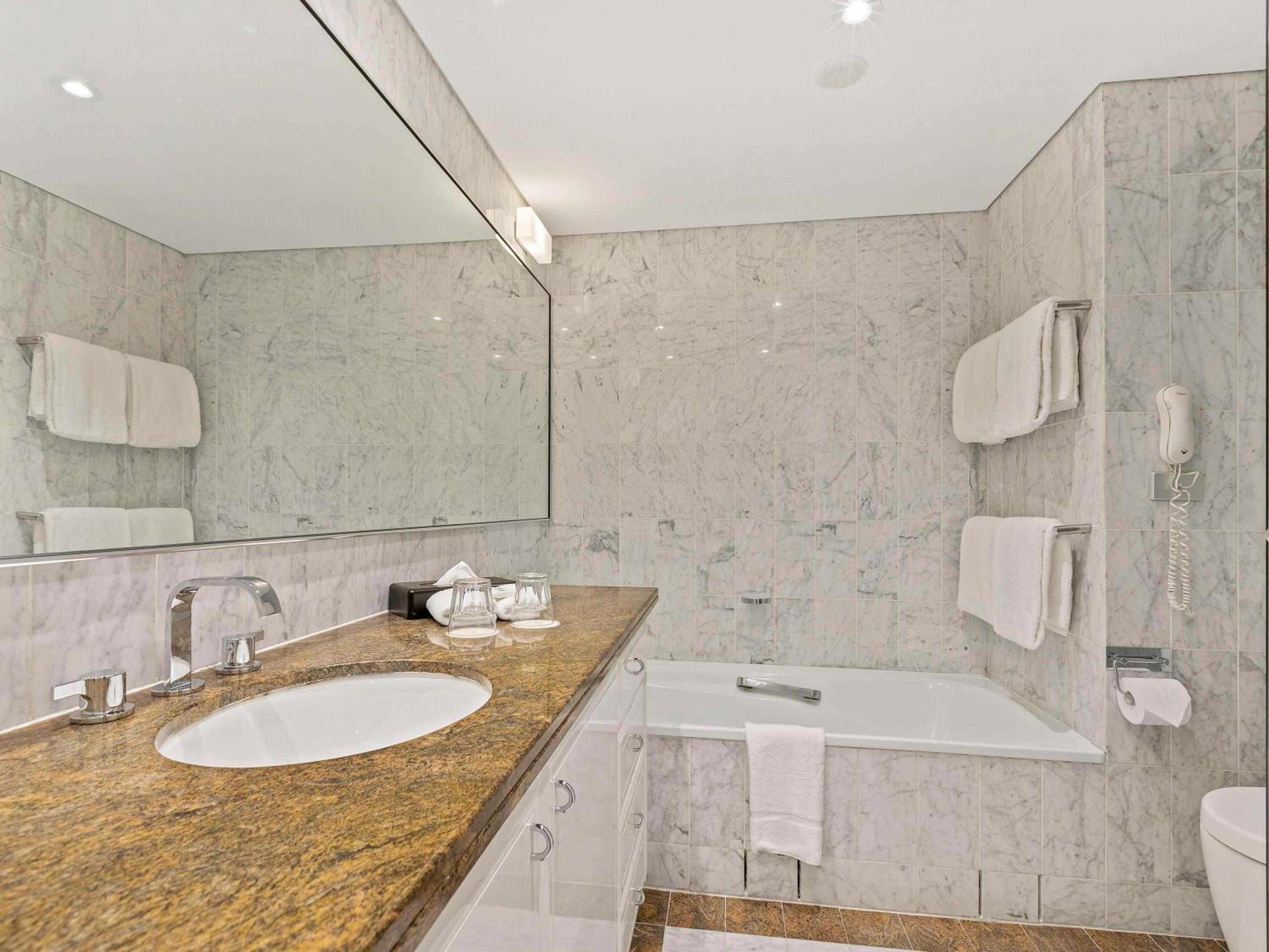 Deluxe One-Bedroom Apartment with Harbor View thumbnail 5