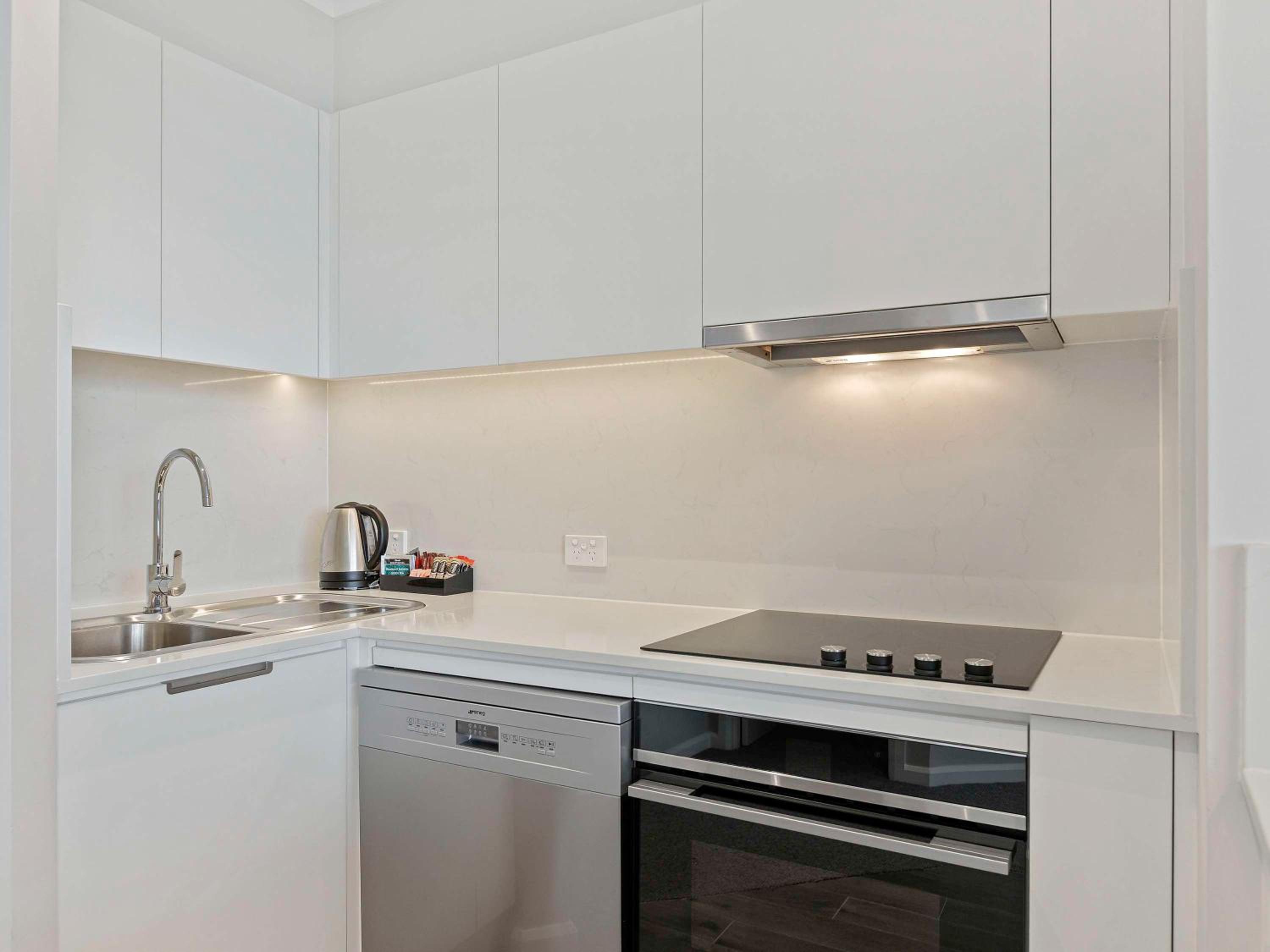 Deluxe One-Bedroom Apartment with Harbor View thumbnail 6