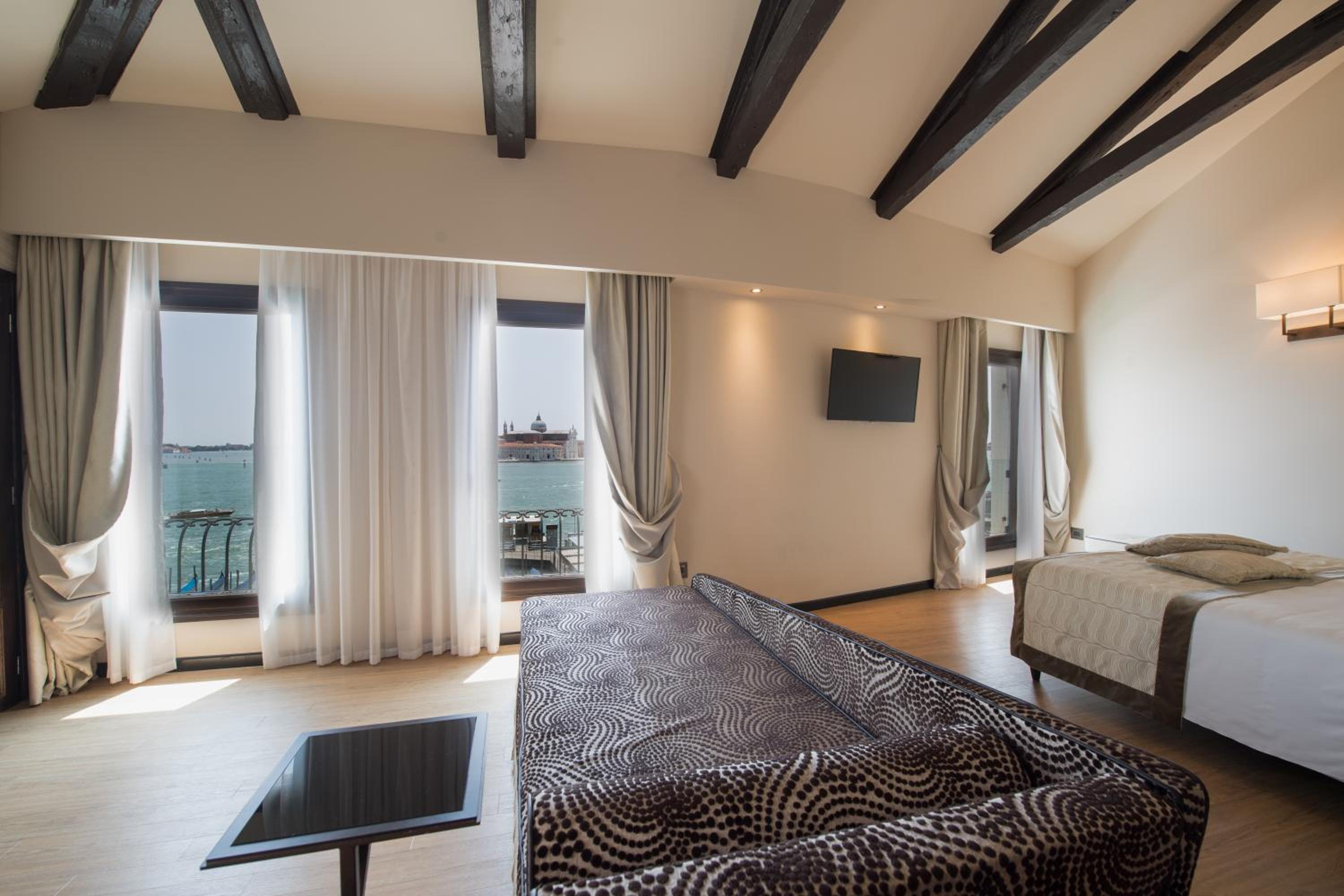Junior Suite with Lagoon View thumbnail 6