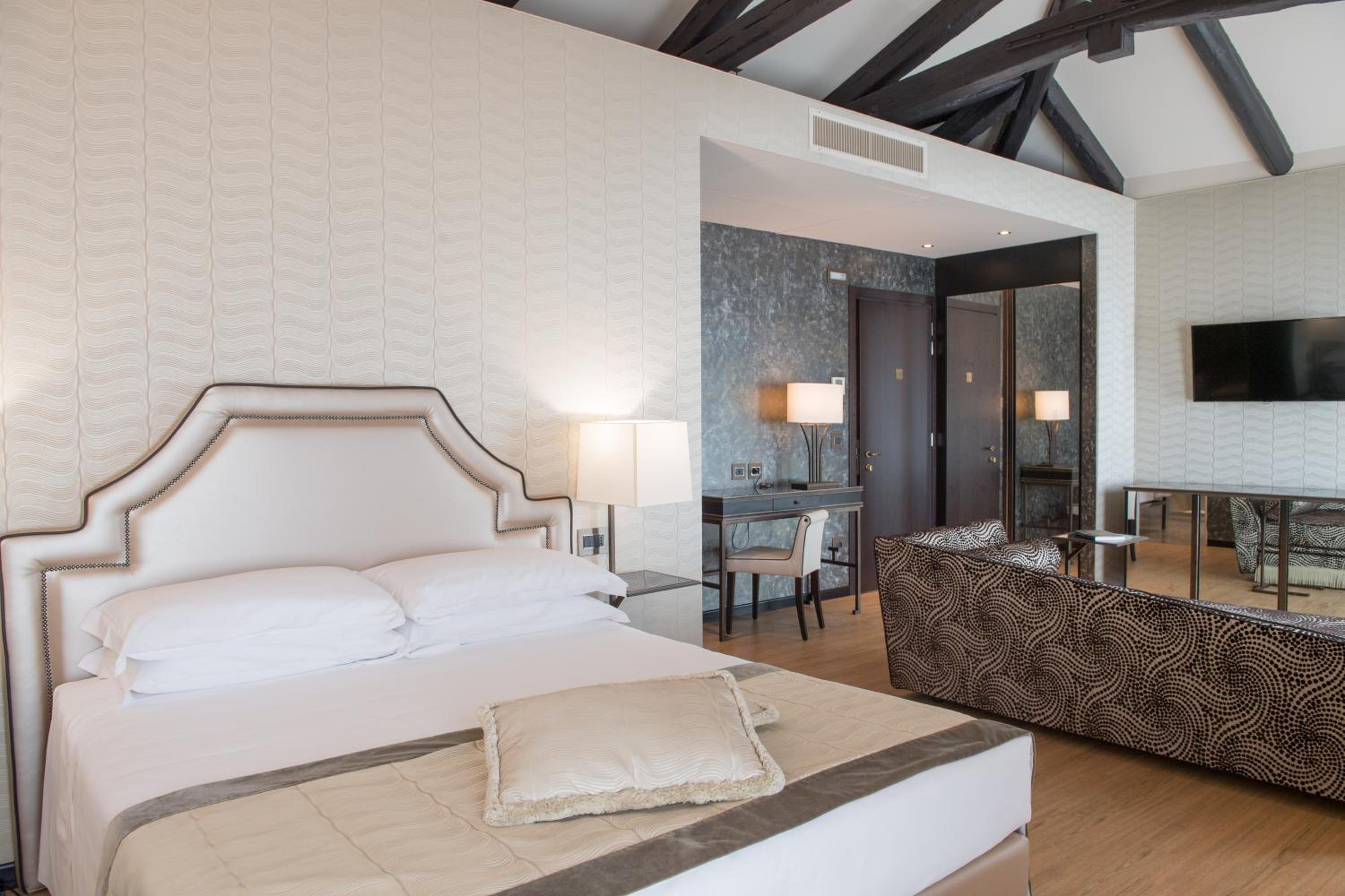 Junior Suite with Lagoon View thumbnail 6
