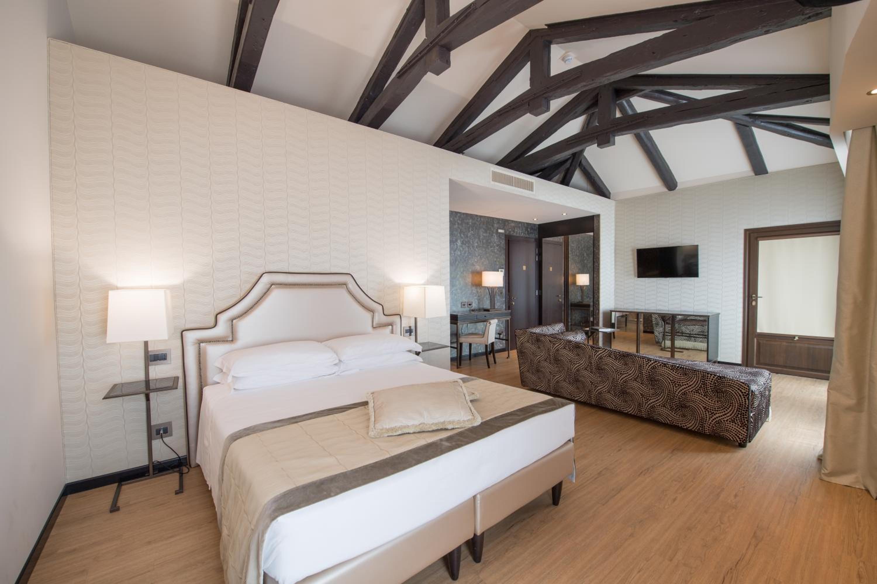 Junior Suite with Lagoon View thumbnail 5