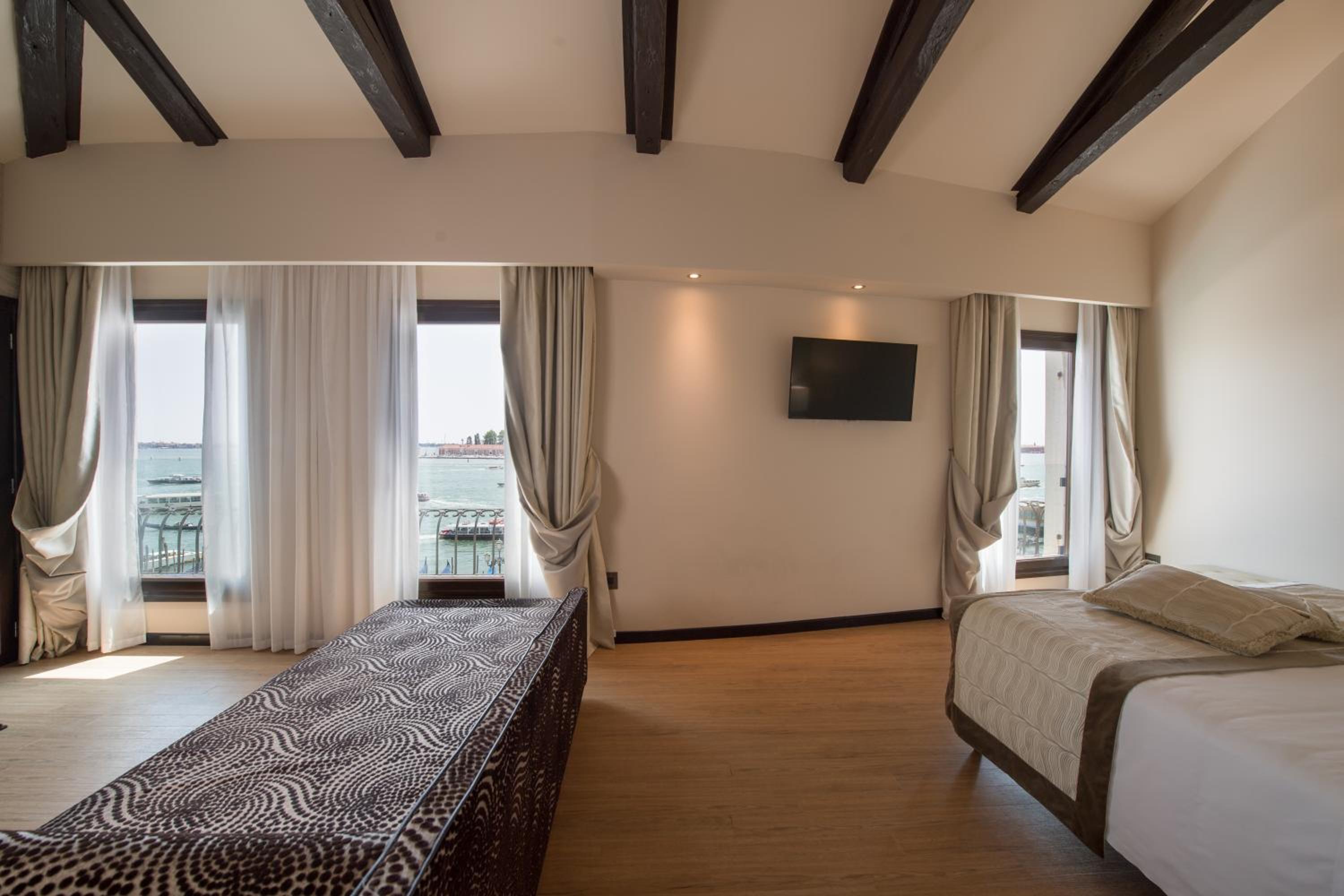 Junior Suite with Lagoon View