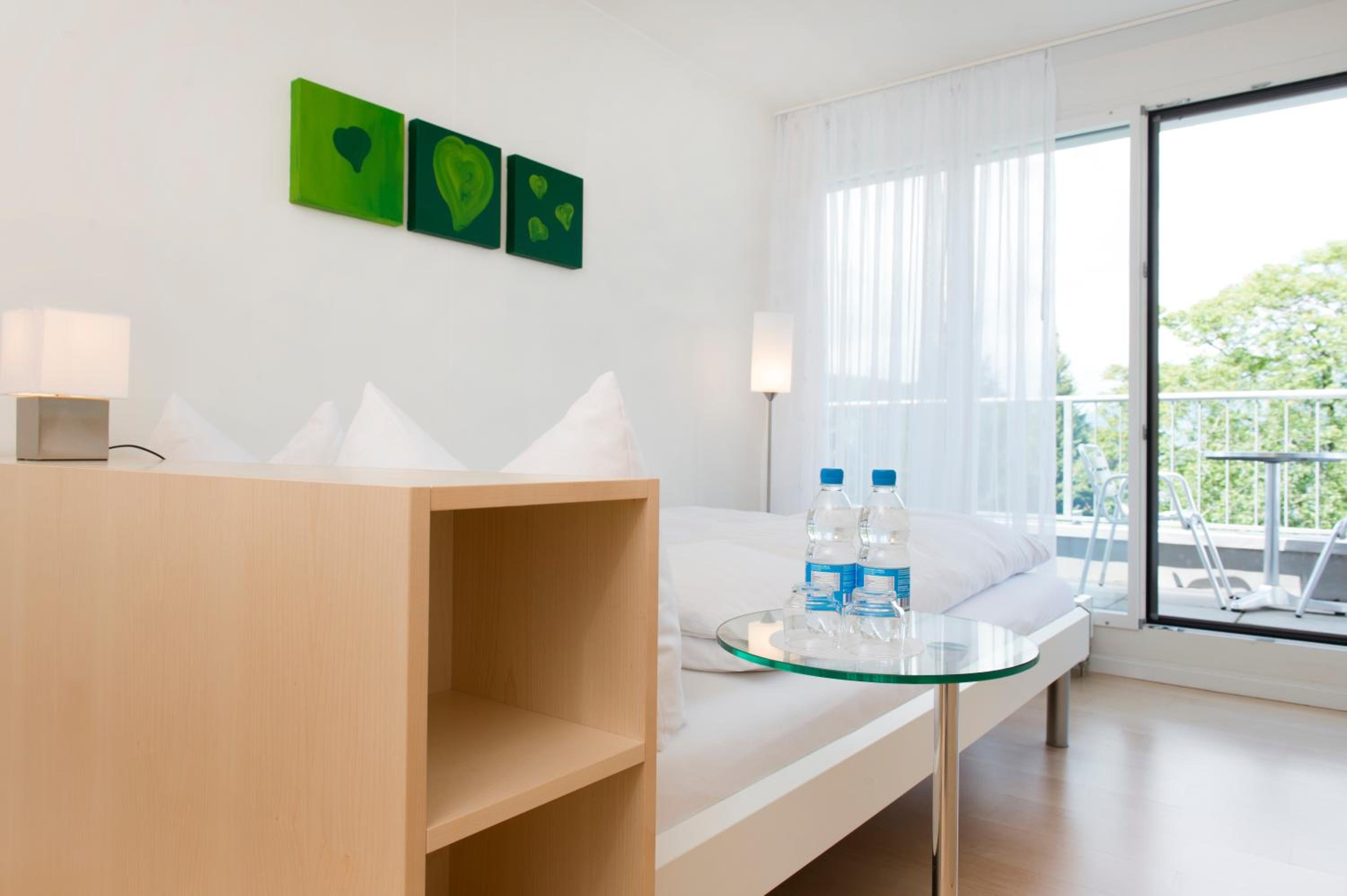 Small Double Room with Lake View - Photo 3