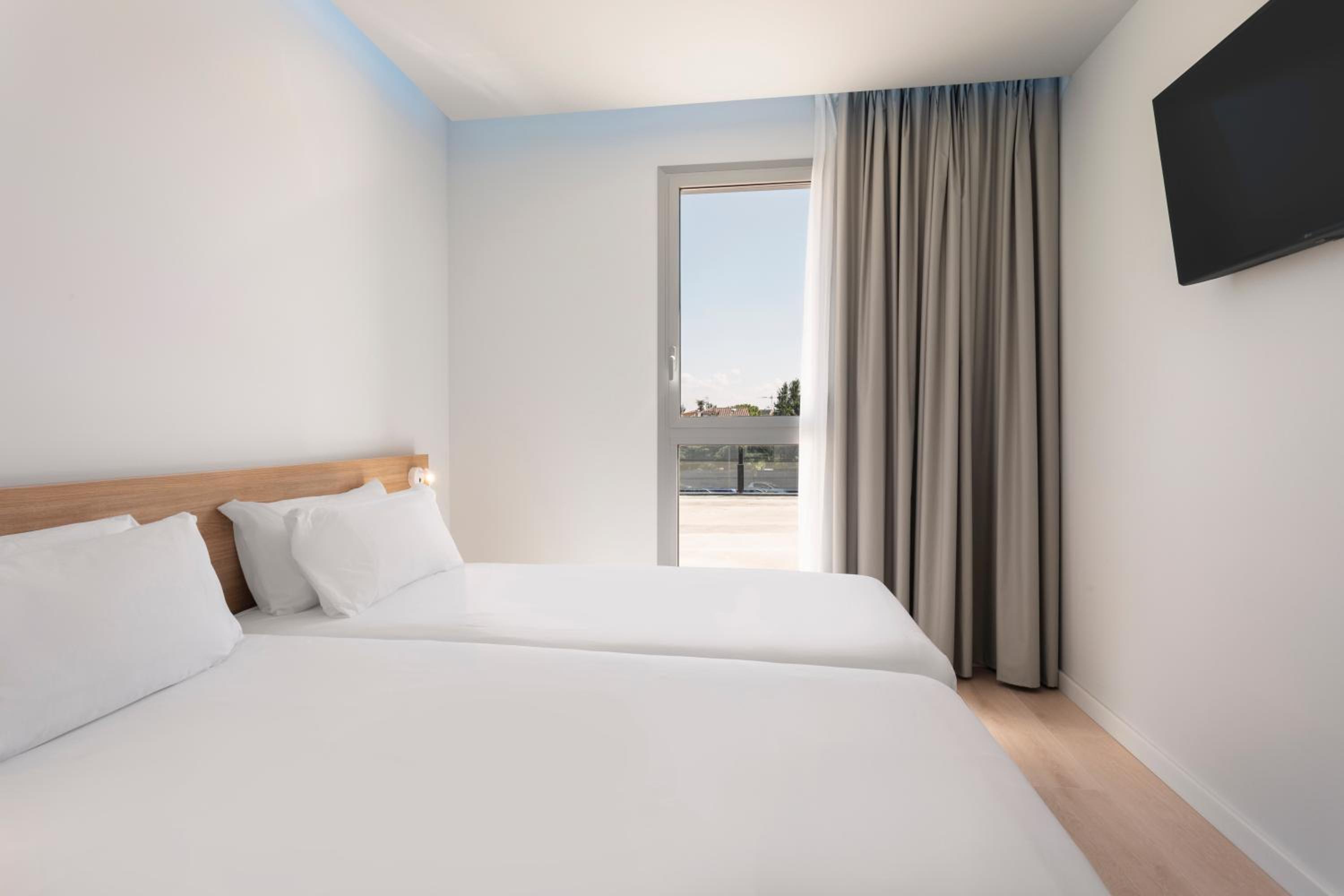 Twin Room - Photo 2