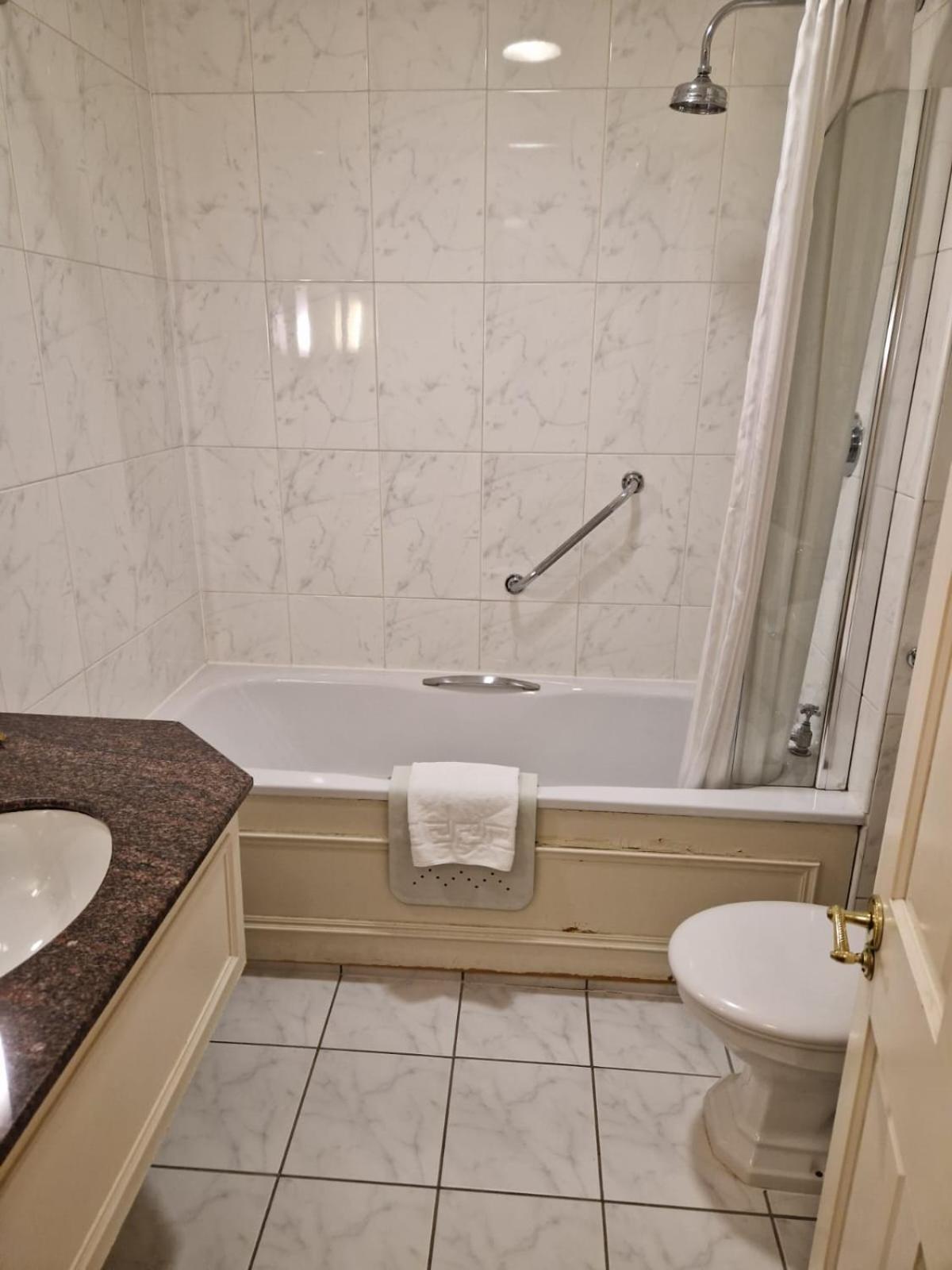 Classic Double or Twin Room - Photo 7