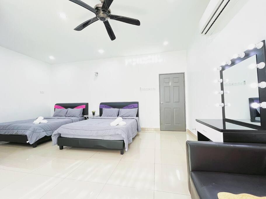 Six-Bedroom House photo 3